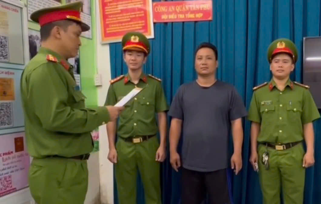 Tạm giữ người đàn ông chặn ô tô đập phá ở quận Tân Phú- Ảnh 1.