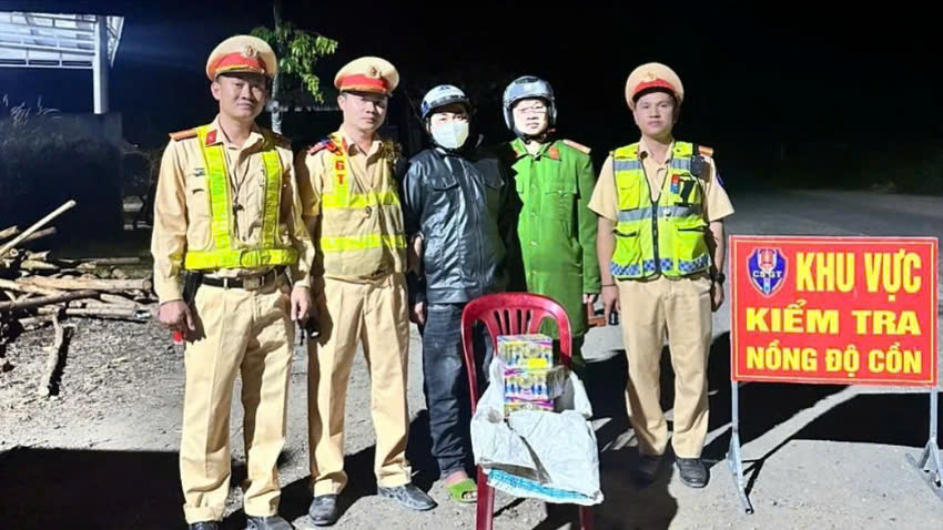 CSGT kiểm tra nồng độ cồn, phát hiện đối tượng chở pháo lậu- Ảnh 1.