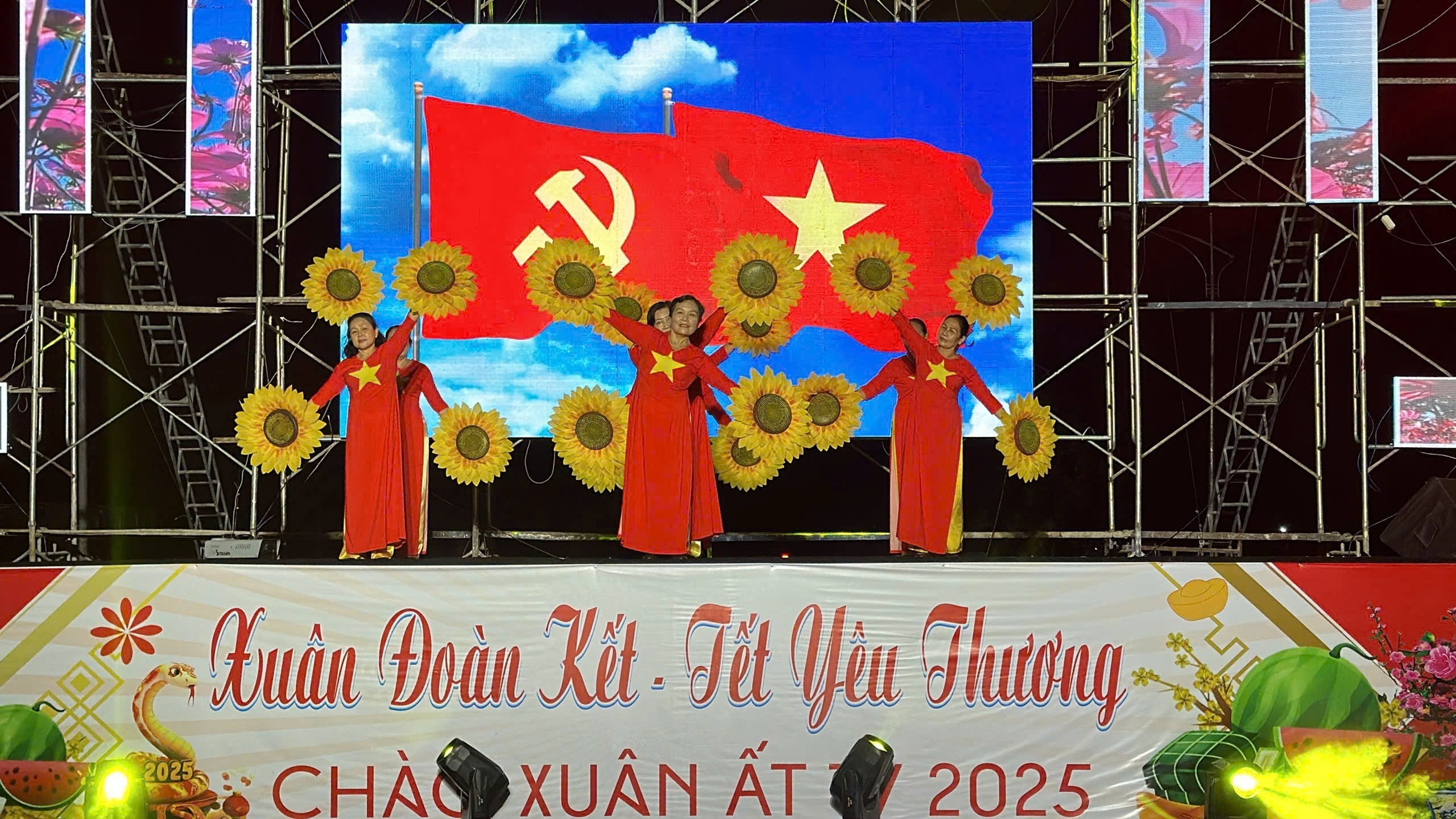 Hội Liên hiệp Phụ nữ – Câu lạc bộ âm nhạc thị xã Chơn Thành tổ chức chương trình văn nghệ Mừng Đảng – Mừng Xuân Ất Tỵ năm 2025