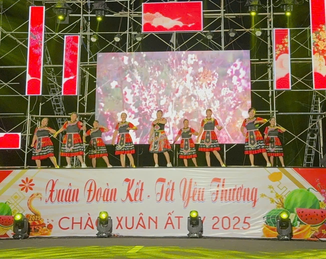 Hội Liên hiệp Phụ nữ – Câu lạc bộ âm nhạc thị xã Chơn Thành tổ chức chương trình văn nghệ Mừng Đảng – Mừng Xuân Ất Tỵ năm 2025