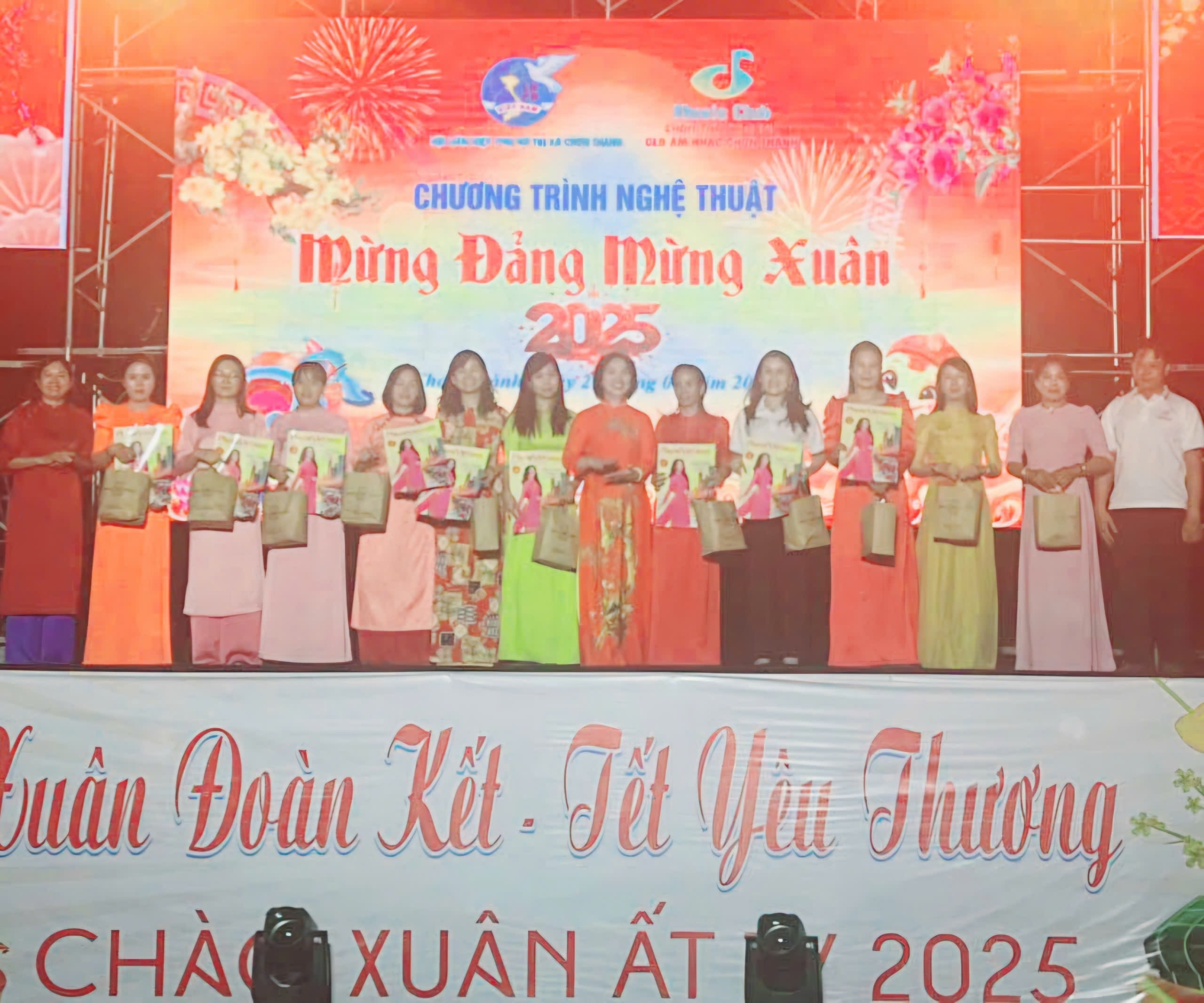 Hội Liên hiệp Phụ nữ – Câu lạc bộ âm nhạc thị xã Chơn Thành tổ chức chương trình văn nghệ Mừng Đảng – Mừng Xuân Ất Tỵ năm 2025