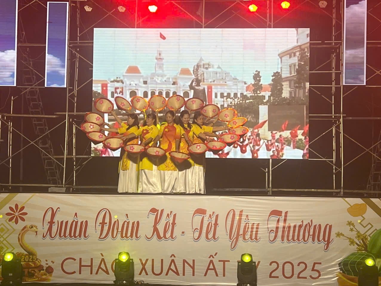 Hội Liên hiệp Phụ nữ – Câu lạc bộ âm nhạc thị xã Chơn Thành tổ chức chương trình văn nghệ Mừng Đảng – Mừng Xuân Ất Tỵ năm 2025