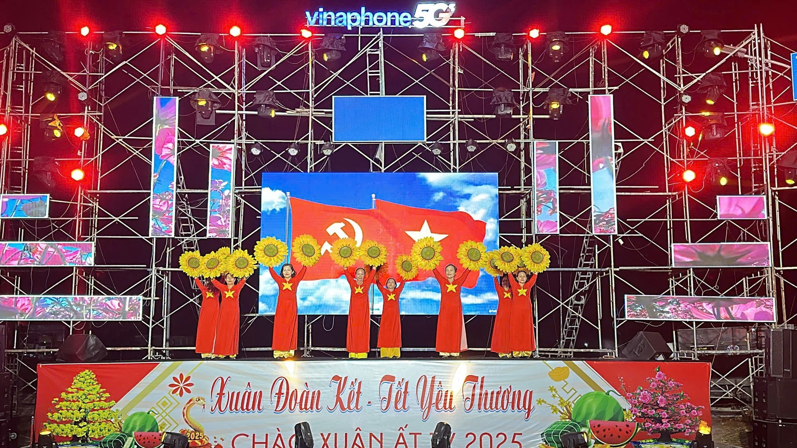 Hội Liên hiệp Phụ nữ – Câu lạc bộ âm nhạc thị xã Chơn Thành tổ chức chương trình văn nghệ Mừng Đảng – Mừng Xuân Ất Tỵ năm 2025