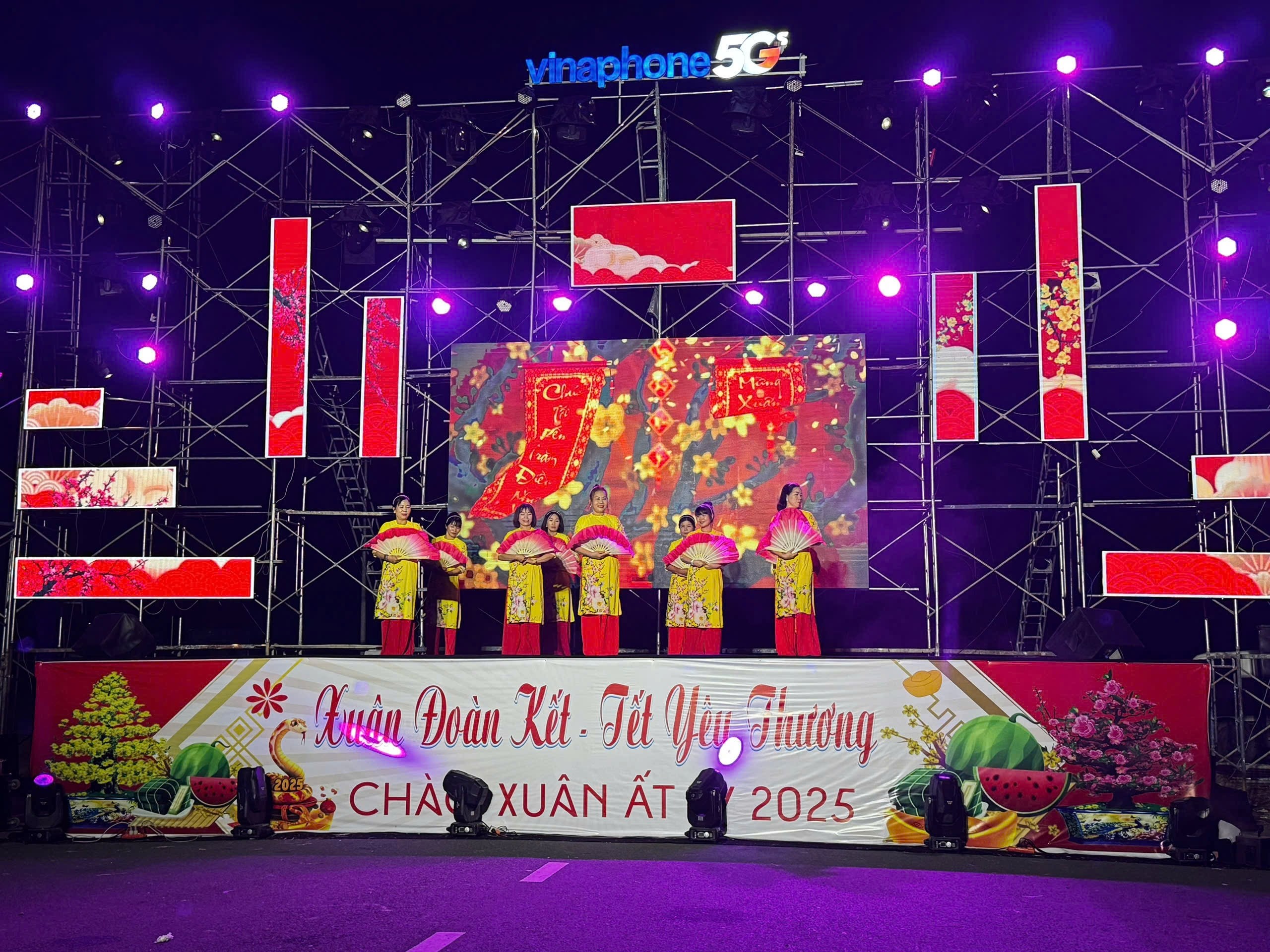 Hội Liên hiệp Phụ nữ – Câu lạc bộ âm nhạc thị xã Chơn Thành tổ chức chương trình văn nghệ Mừng Đảng – Mừng Xuân Ất Tỵ năm 2025