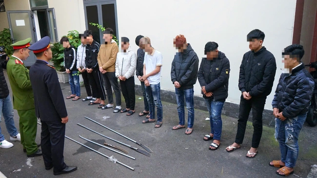 Khởi tố nhóm thanh, thiếu niên mang hung khí náo loạn đường phố Đà Nẵng đêm giao thừa- Ảnh 1.