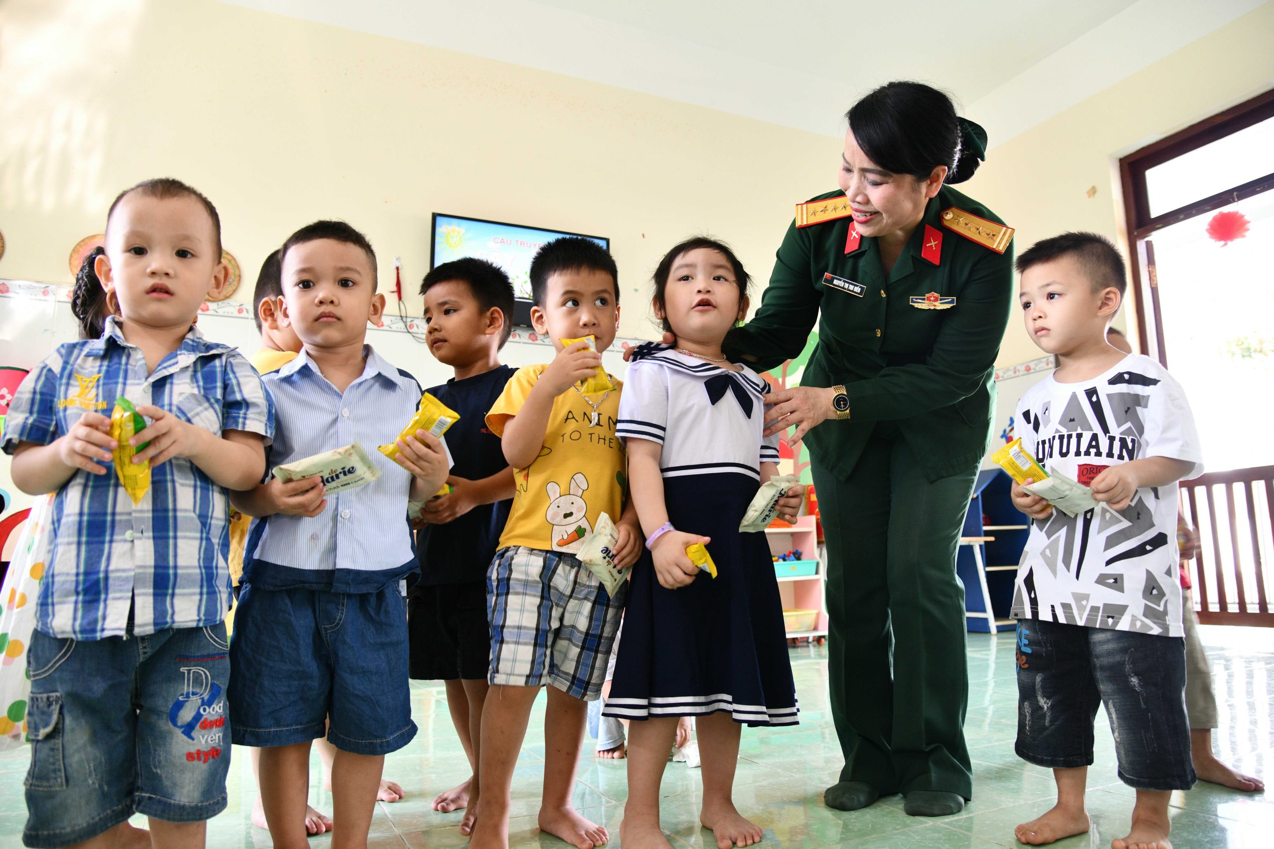 Ban Phụ nữ Quân đội kiểm tra công tác giáo dục mầm non tại Nhà trẻ Vùng 5 Hải quân