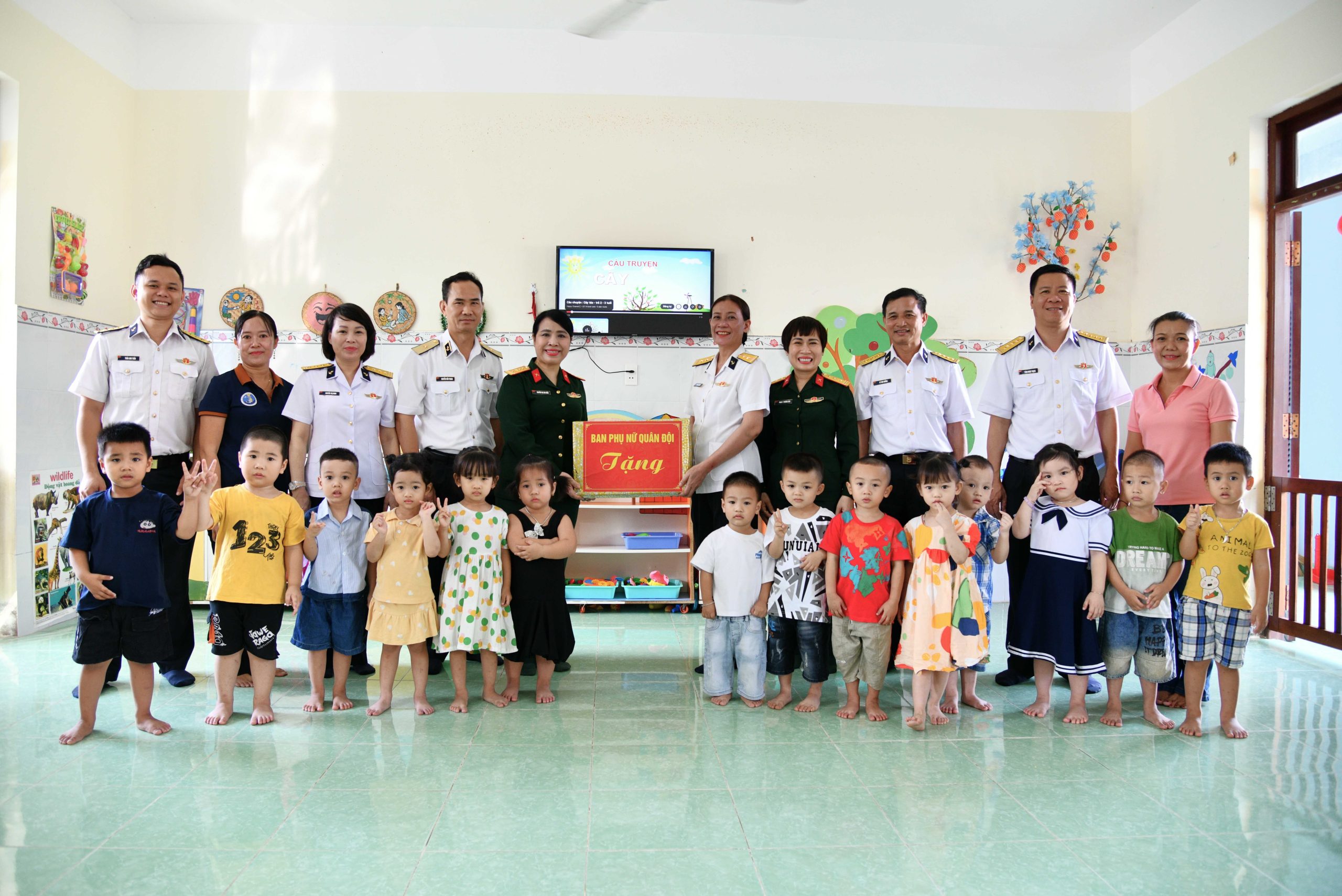 Ban Phụ nữ Quân đội kiểm tra công tác giáo dục mầm non tại Nhà trẻ Vùng 5 Hải quân