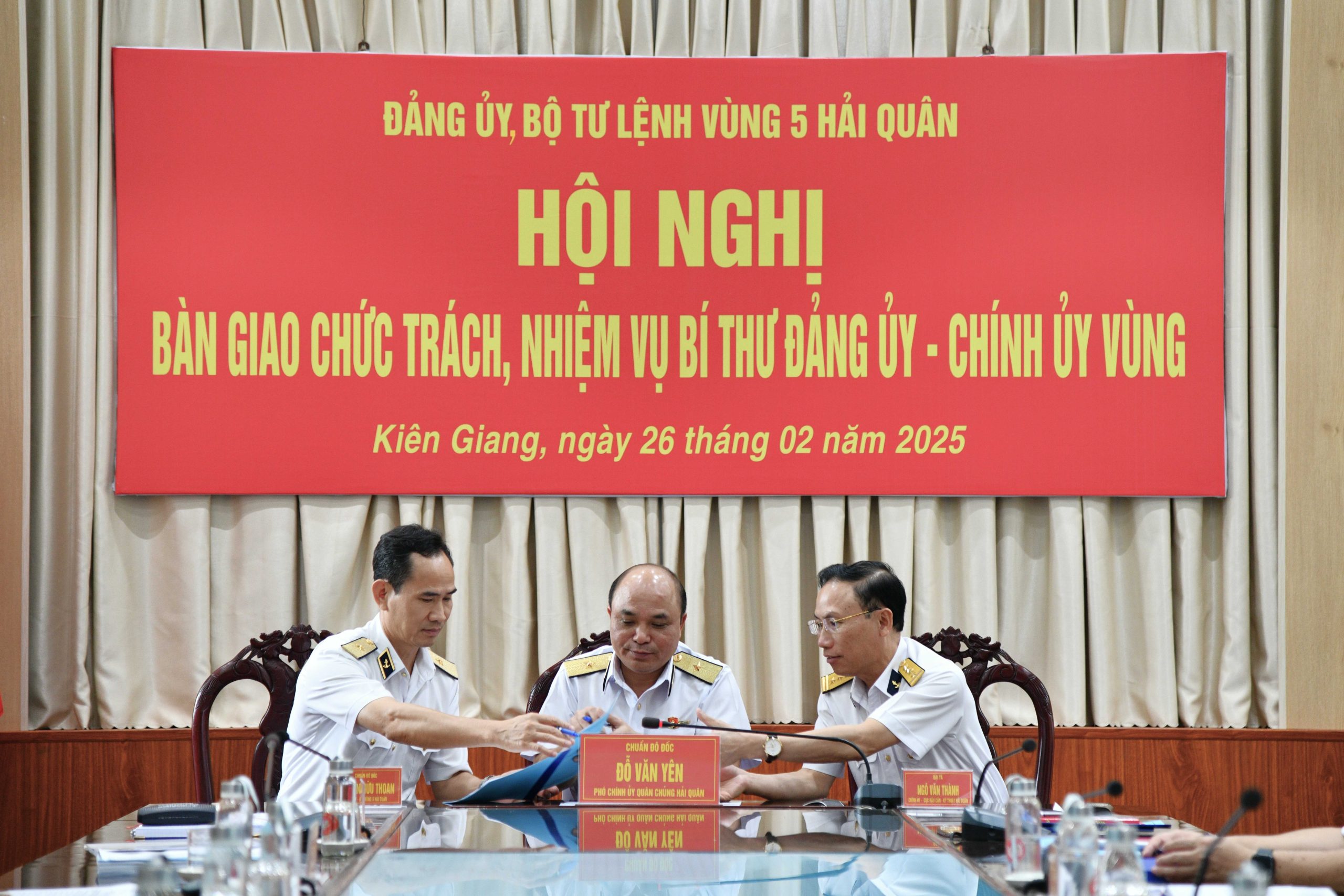 Bàn giao chức trách, nhiệm vụ Bí thư Đảng ủy, Chính ủy Vùng 5 Hải quân