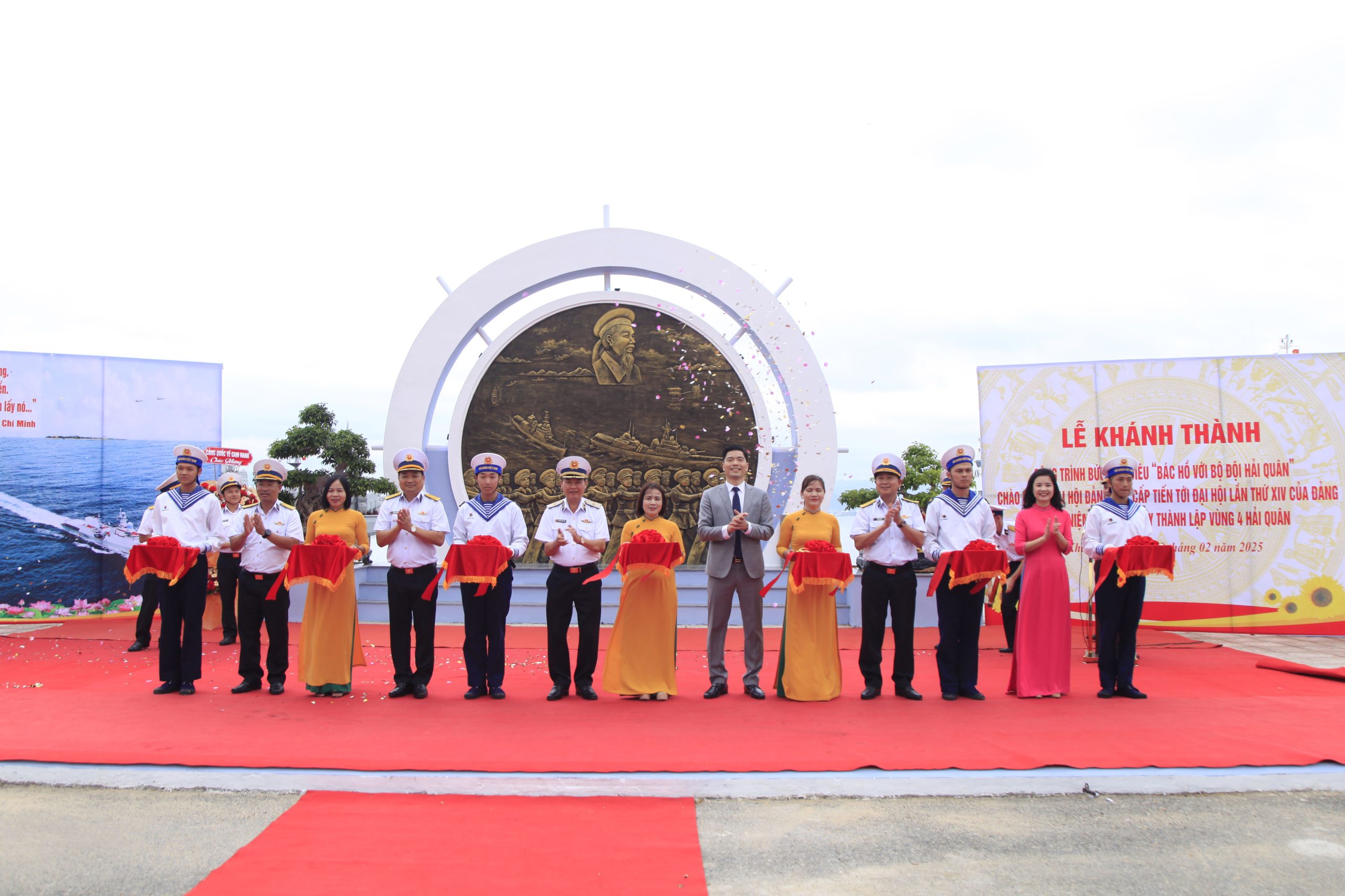 Lữ đoàn 162, Vùng 4 Hải quân khánh thành công trình bức phù điêu “Bác Hồ với bộ đội Hải quân”.