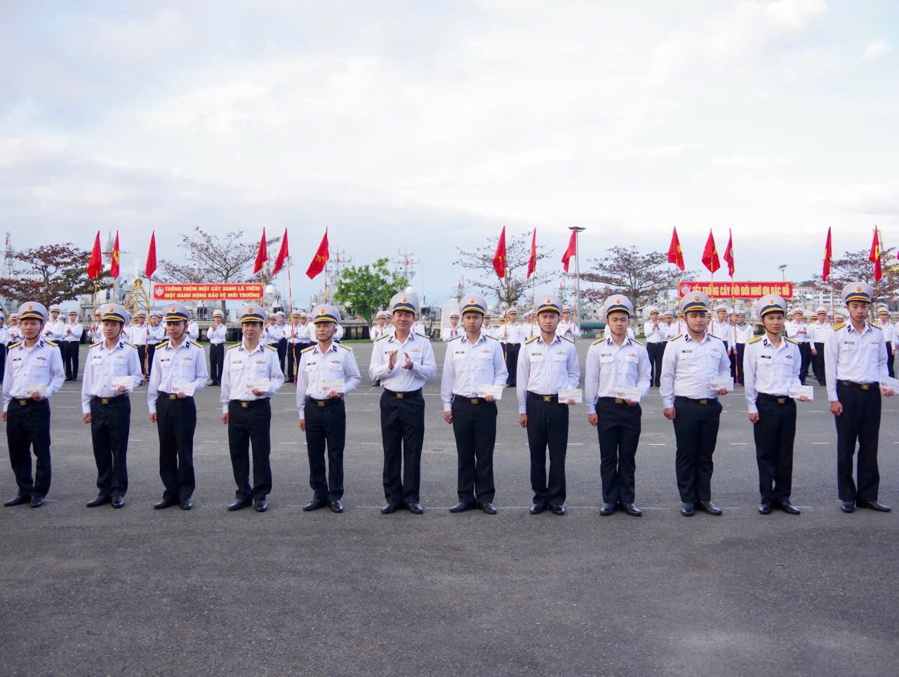 Lữ đoàn 172: Hưởng ứng “Tết trồng cây đời đời nhớ ơn Bác Hồ” xuân Ất tỵ 2025