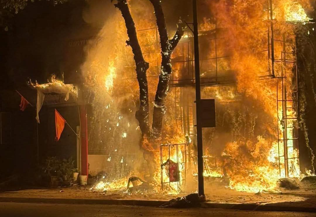 Công an làm việc với người đàn ông ở Sơn La tự đốt nhà mình- Ảnh 1. Công an làm việc với người đàn ông ở Sơn La tự đốt nhà mình- Ảnh 1.