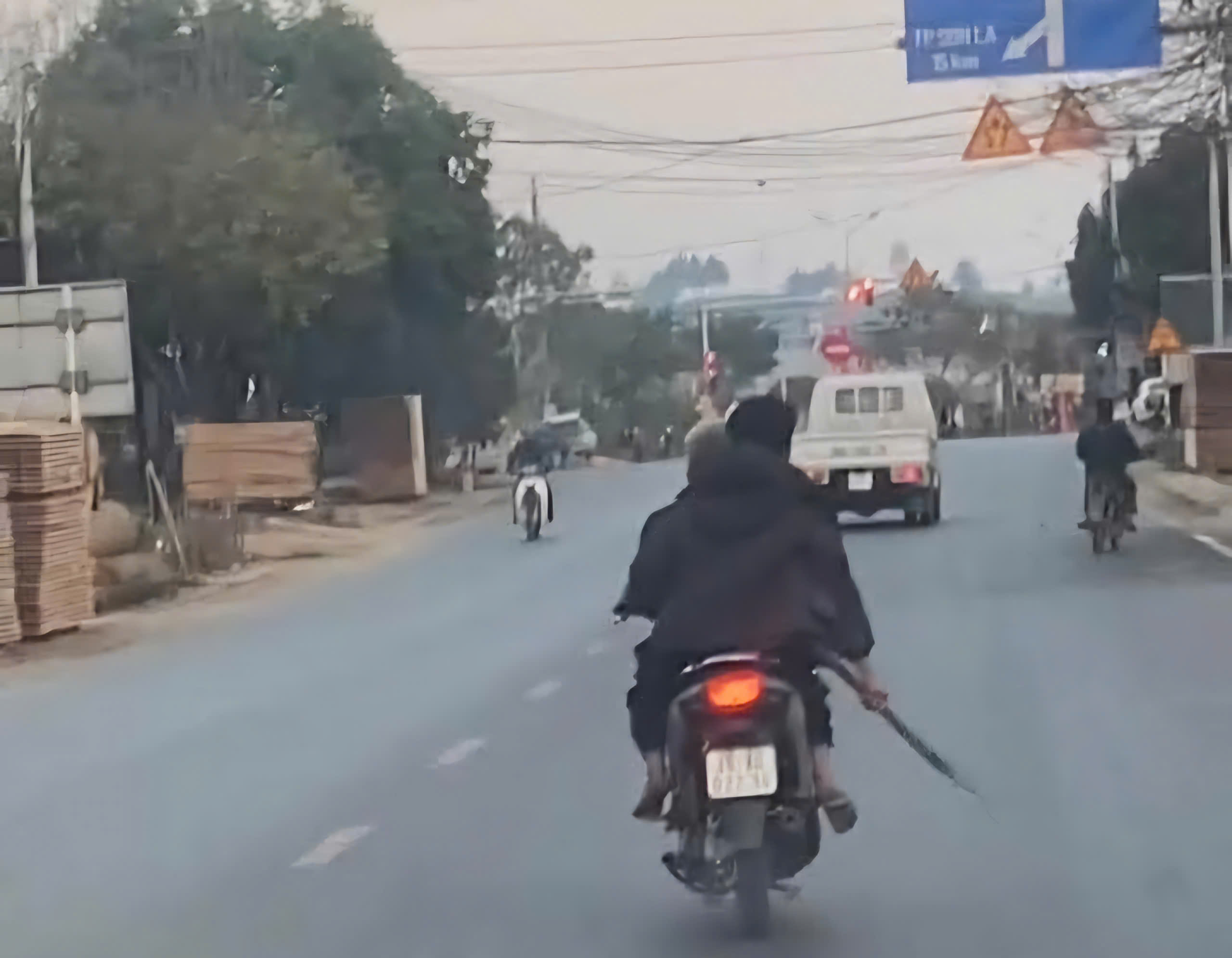 Triệu tập 2 thanh niên cầm hung khí, chạy xe đánh võng trên đường- Ảnh 1. Triệu tập 2 thanh niên cầm hung khí, chạy xe đánh võng trên đường- Ảnh 1.