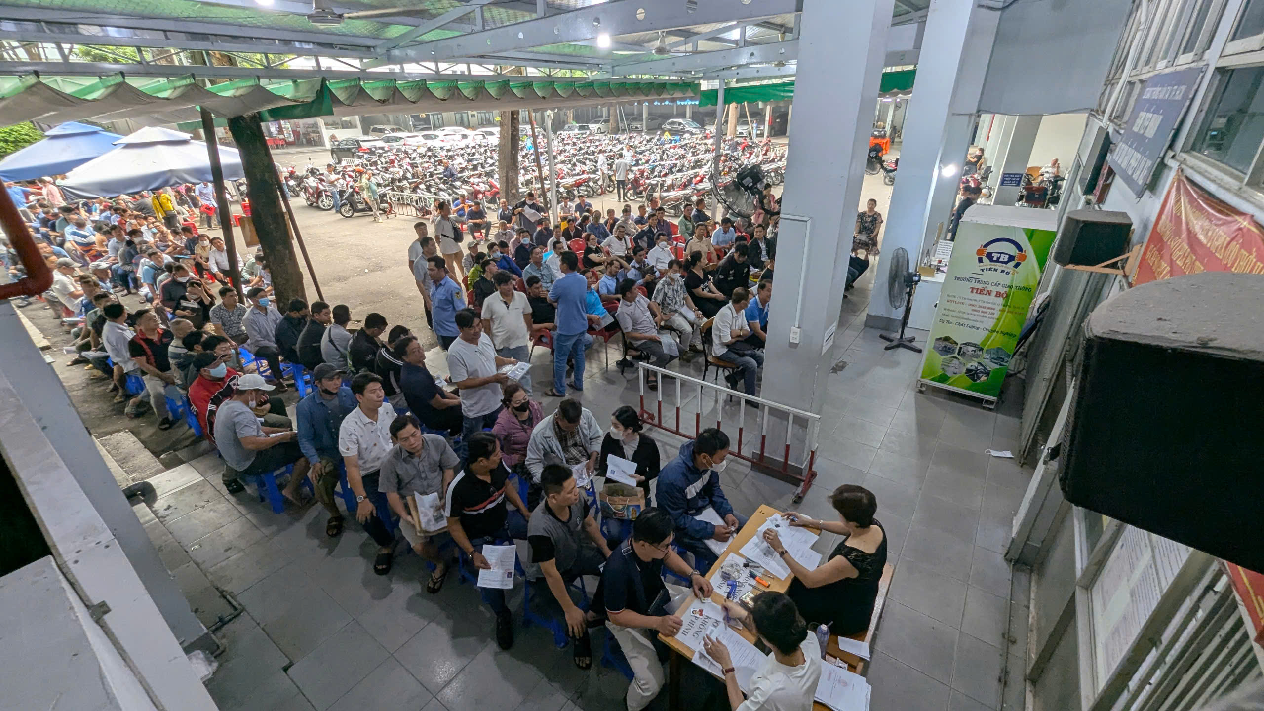 TP.HCM: Người dân rồng rắn đi cấp đổi giấy phép lái xe- Ảnh 1. TP.HCM: Người dân rồng rắn đi cấp đổi giấy phép lái xe- Ảnh 1.