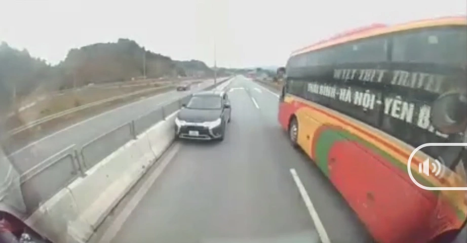 Đừng "lấy xăng dập lửa" khi đi trên cao tốc- Ảnh 1. Đừng "lấy xăng dập lửa" khi đi trên cao tốc- Ảnh 1.