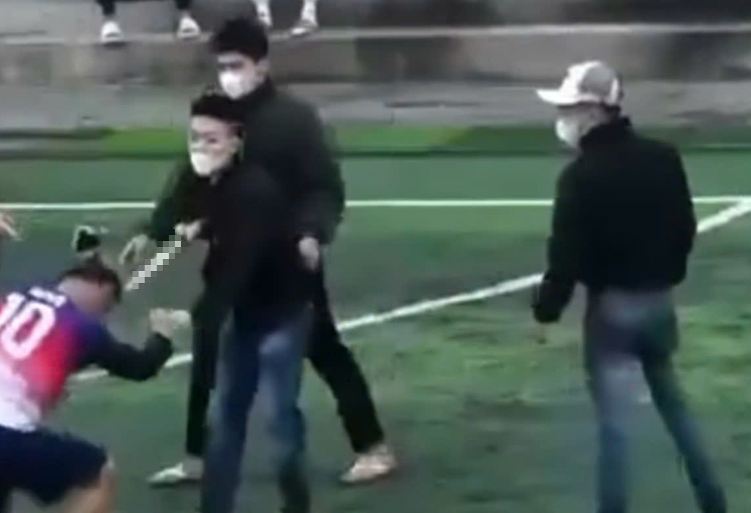 Xác minh nhóm thanh niên cầm hung khí vào sân bóng đá đe dọa đánh người- Ảnh 1. Xác minh nhóm thanh niên cầm hung khí vào sân bóng đá đe dọa đánh người- Ảnh 1.