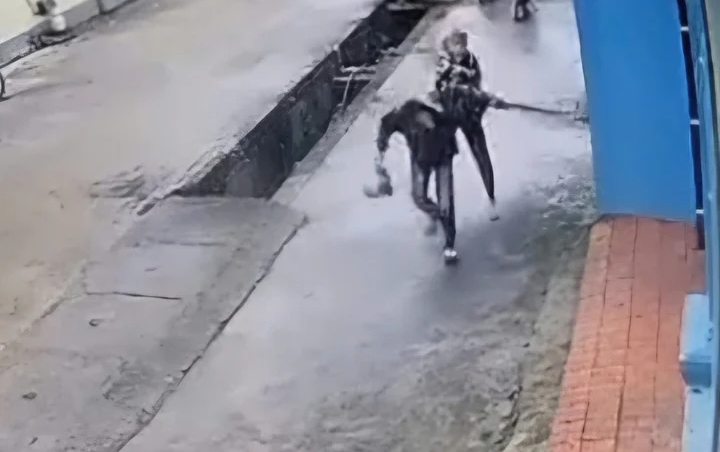 Đánh người trên đường vì "ngứa mắt", một đối tượng bị bắt khẩn cấp- Ảnh 1. Đánh người trên đường vì "ngứa mắt", một đối tượng bị bắt khẩn cấp- Ảnh 1.