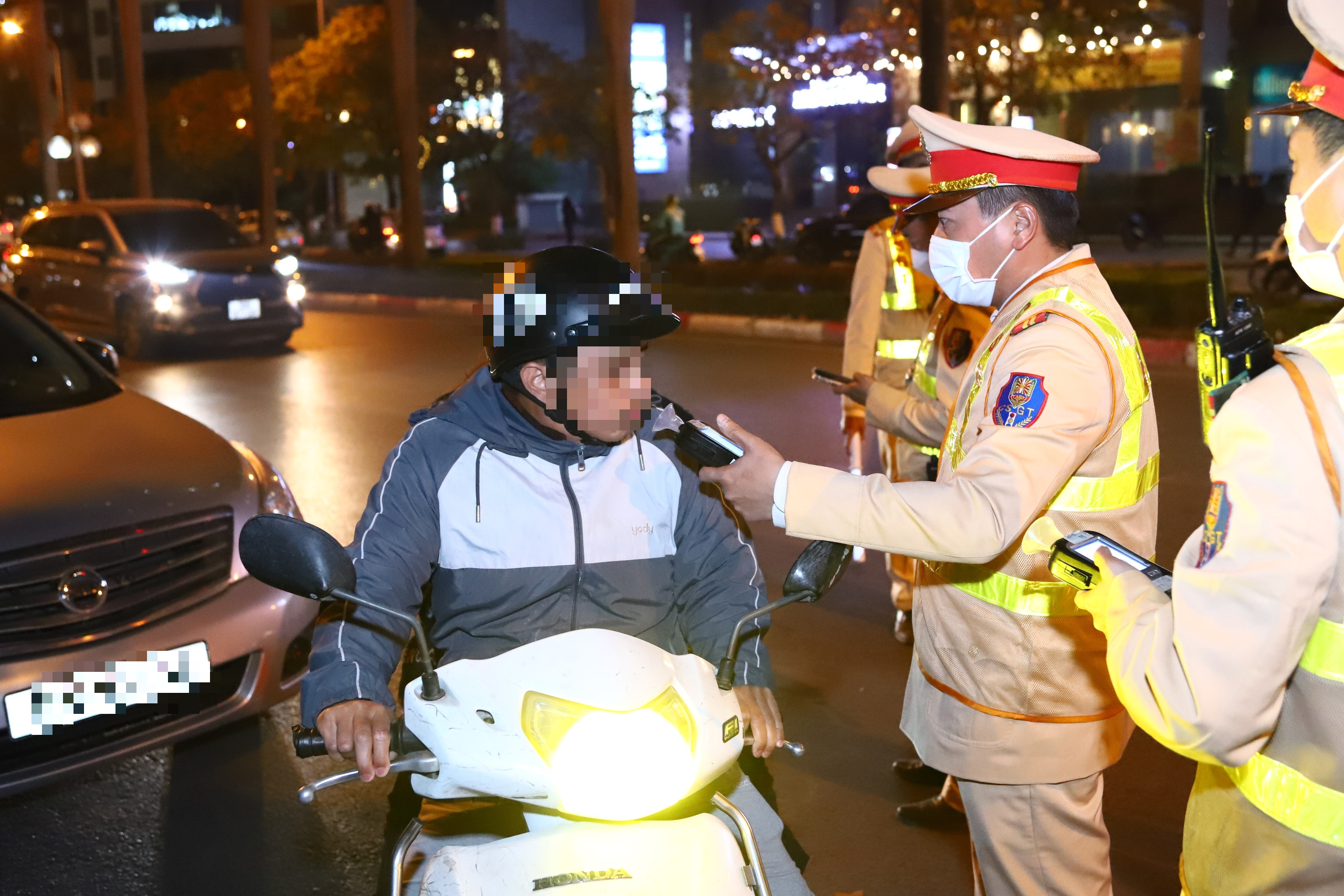 Uống rượu, bia rồi đi xe trên đường làng có bị xử phạt?- Ảnh 1.