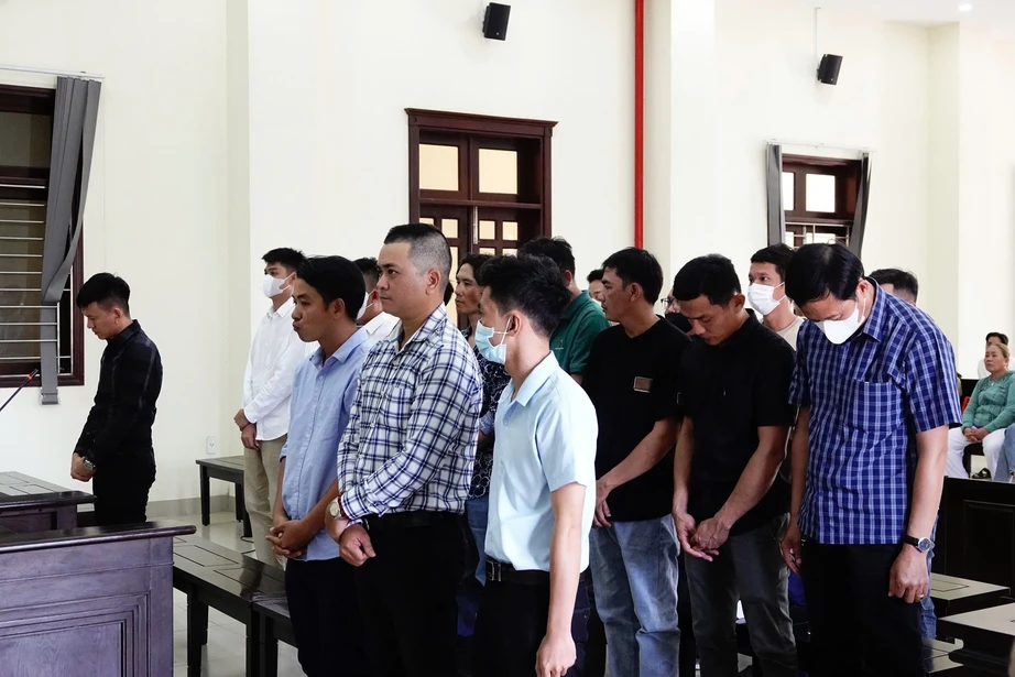 Long An: Nguyên phó chủ tịch xã cùng 17 người làm giả hồ sơ xe mô tô hầu tòa- Ảnh 1. Long An: Nguyên phó chủ tịch xã cùng 17 người làm giả hồ sơ xe mô tô hầu tòa- Ảnh 1.