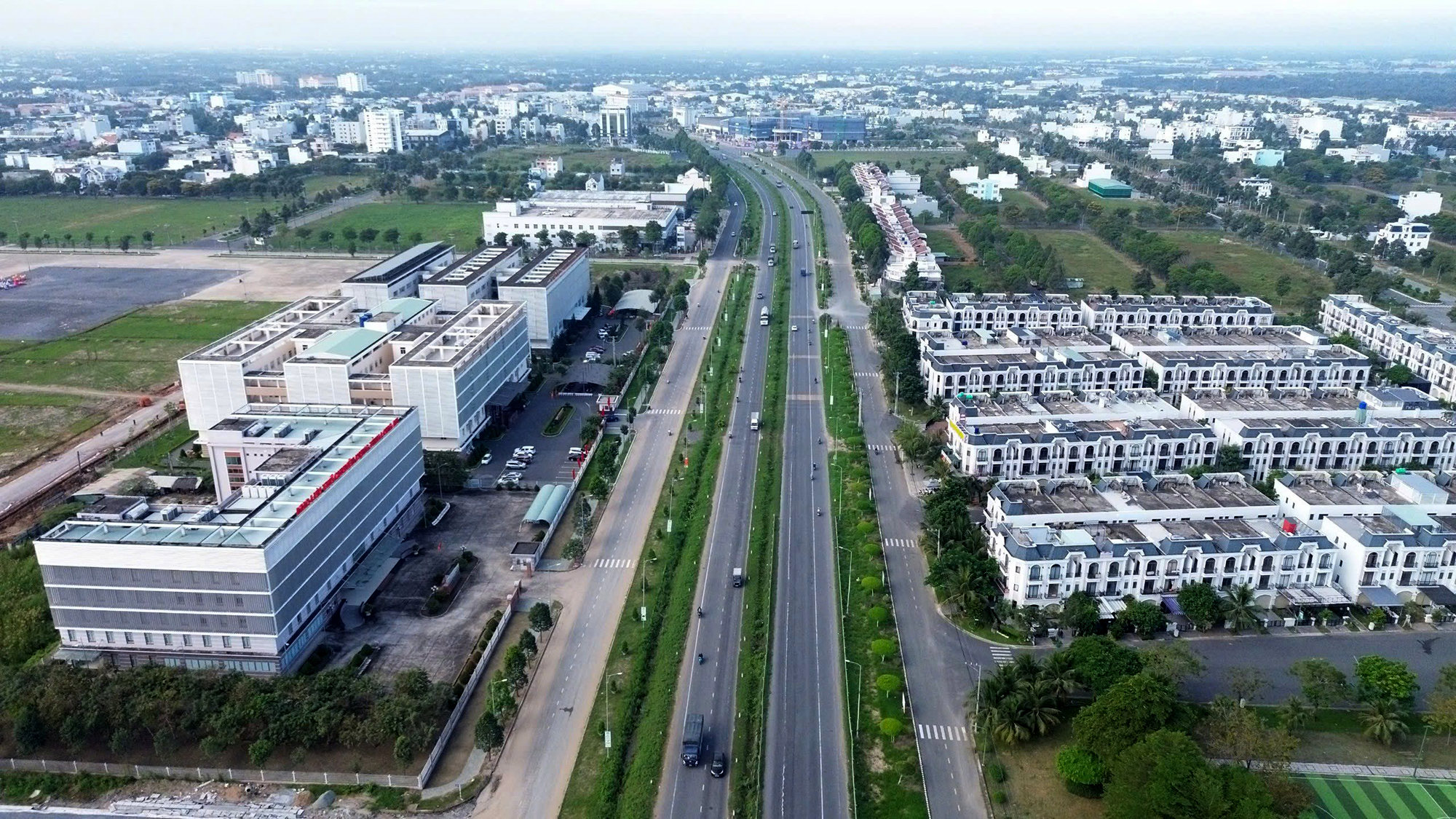 Long An: Hút nhiều dự án nghìn tỷ nhờ lợi thế giao thông- Ảnh 1. Long An: Hút nhiều dự án nghìn tỷ nhờ lợi thế giao thông- Ảnh 1.