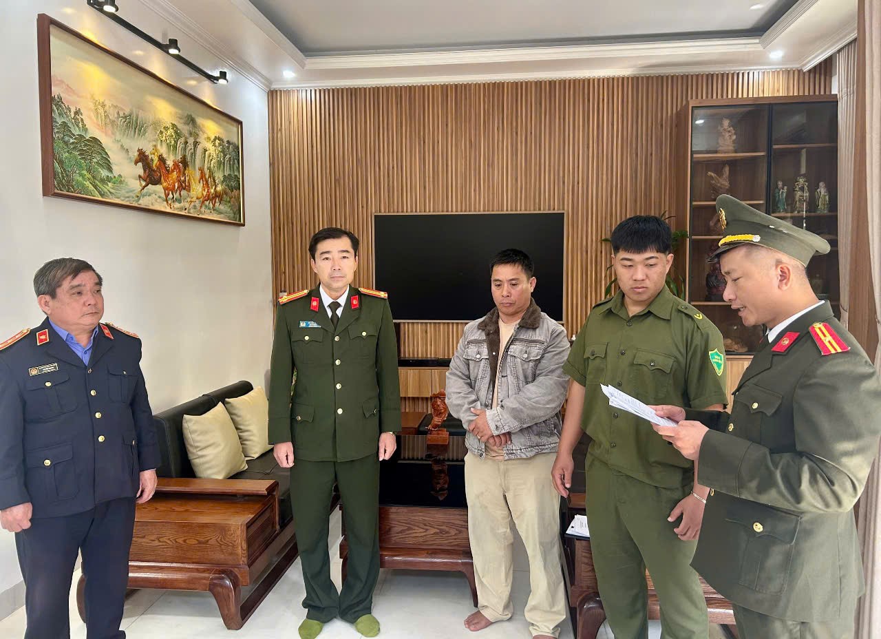 Người đàn ông 50 tuổi bị khởi tố vì làm giả giấy phép lái xe- Ảnh 1. Người đàn ông 50 tuổi bị khởi tố vì làm giả giấy phép lái xe- Ảnh 1.