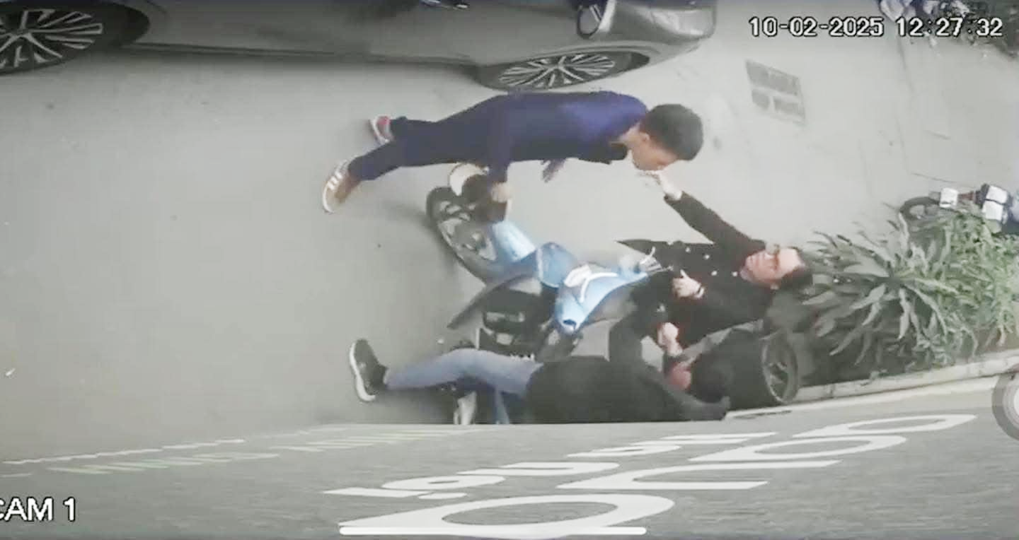 Công an triệu tập tài xế Lexus hành hung nam shipper ở Tây Hồ lên làm việc- Ảnh 1.