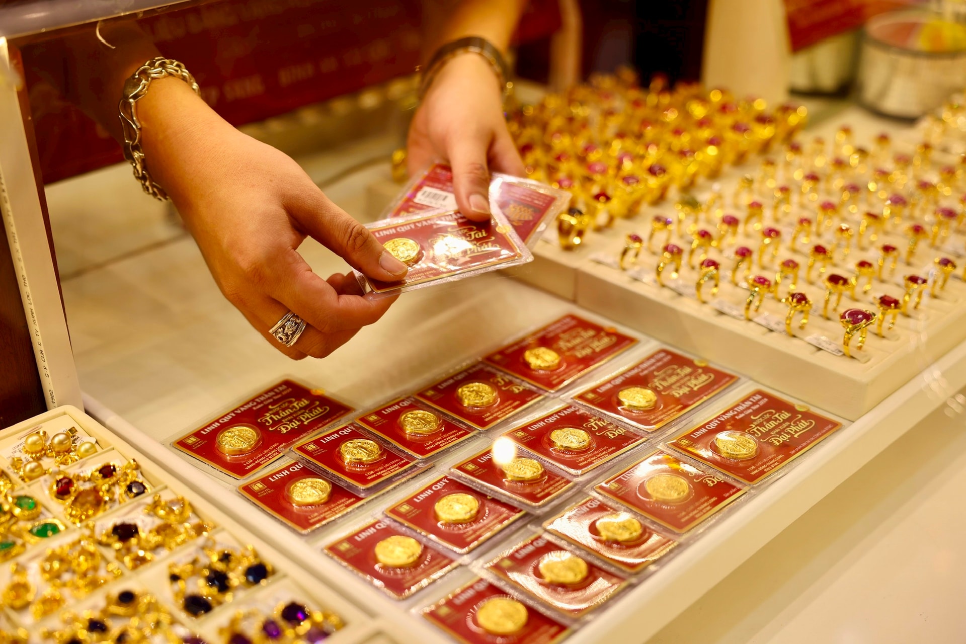 Vàng tăng vọt chiều nay, vượt ngưỡng 91 triệu đồng mỗi lượng- Ảnh 1.
