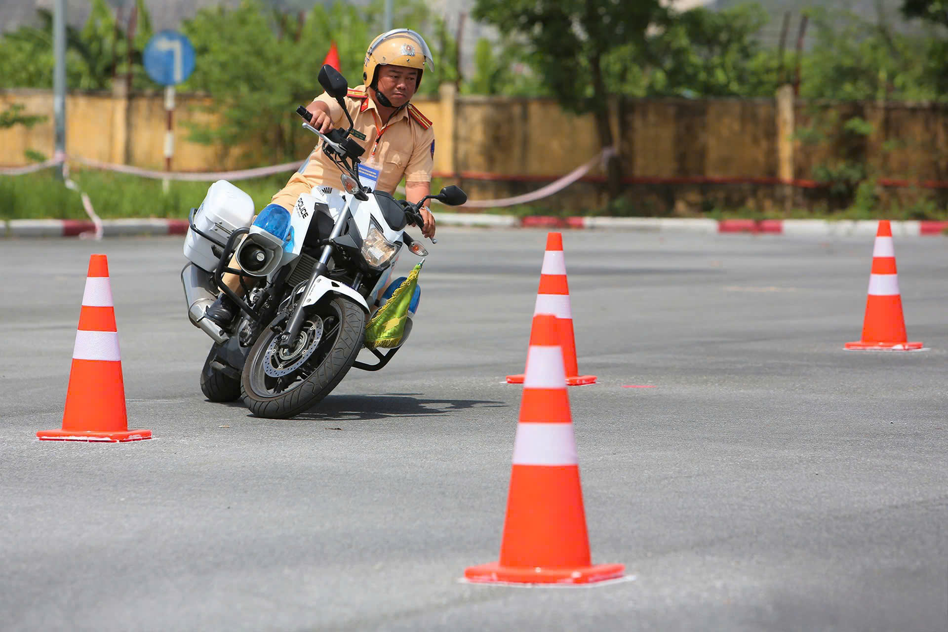 Cục CSGT: Người dân nộp hồ sơ đổi bằng lái xe tại xã, phường, sát hạch tại bất cứ đâu- Ảnh 1. Cục CSGT: Người dân nộp hồ sơ đổi bằng lái xe tại xã, phường, sát hạch tại bất cứ đâu- Ảnh 1.