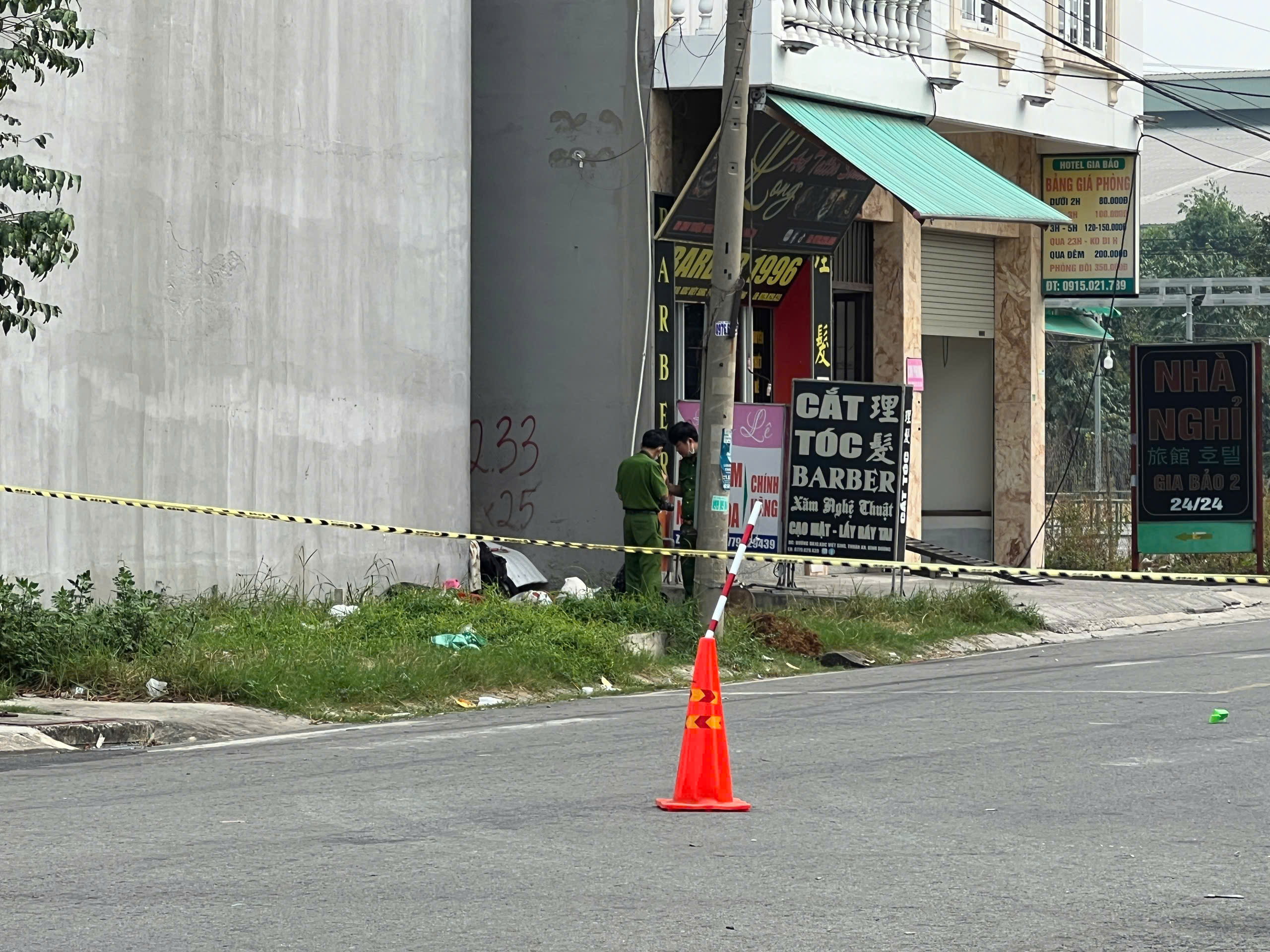 Điều tra nguyên nhân bé trai 4 tháng tuổi tử vong trong khe thoát hiểm khu dân cư- Ảnh 1. Điều tra nguyên nhân bé trai 4 tháng tuổi tử vong trong khe thoát hiểm khu dân cư- Ảnh 1.