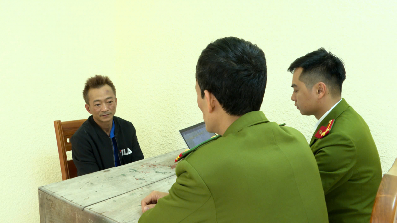 Tạm giữ hình sự tài xế ô tô kéo lê xe máy ở Vĩnh Phúc- Ảnh 1. Tạm giữ hình sự tài xế ô tô kéo lê xe máy ở Vĩnh Phúc- Ảnh 1.