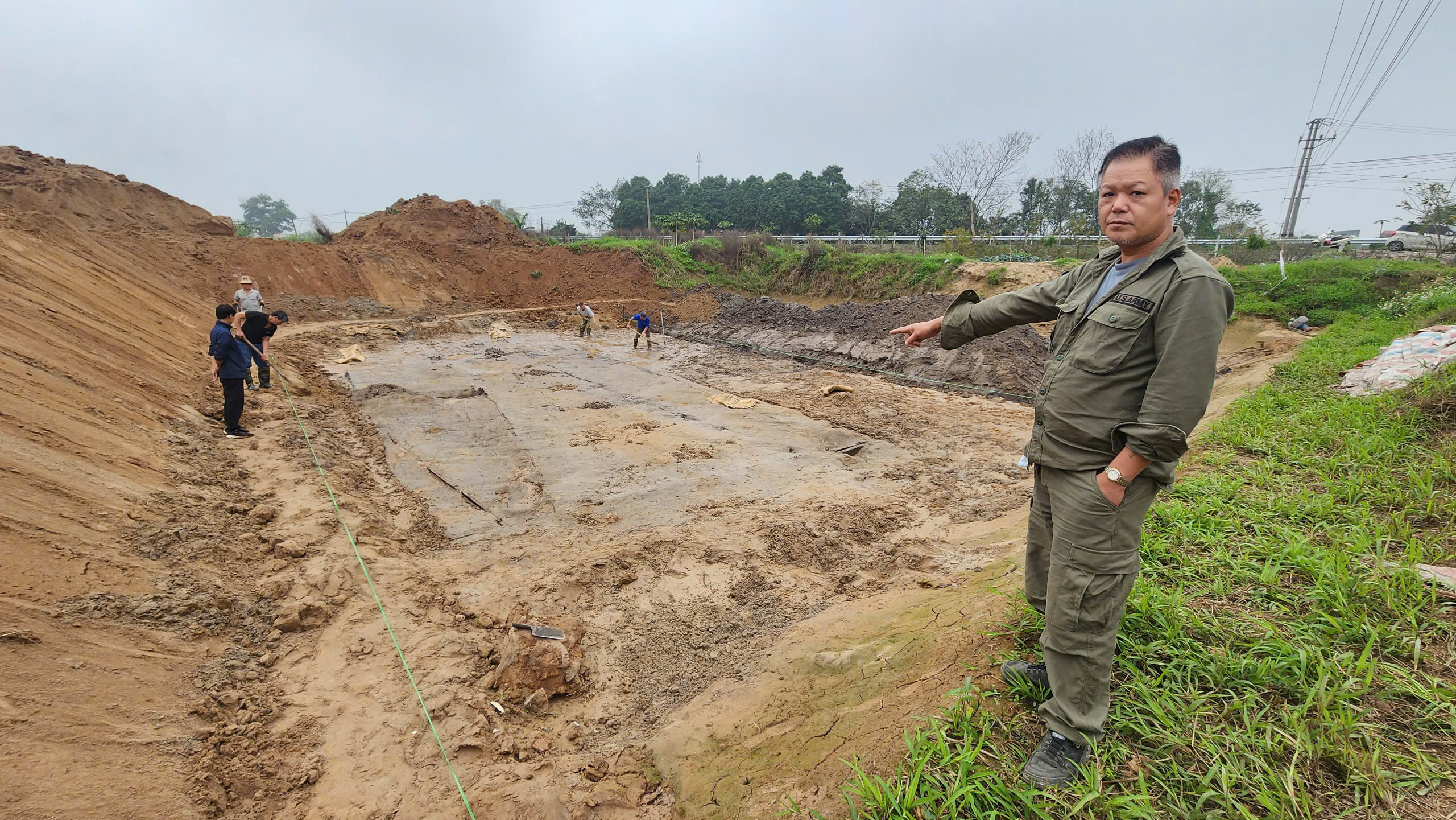 Khai quật 2 thuyền độc mộc cổ ở Bắc Ninh- Ảnh 1. Khai quật 2 thuyền độc mộc cổ ở Bắc Ninh- Ảnh 1.