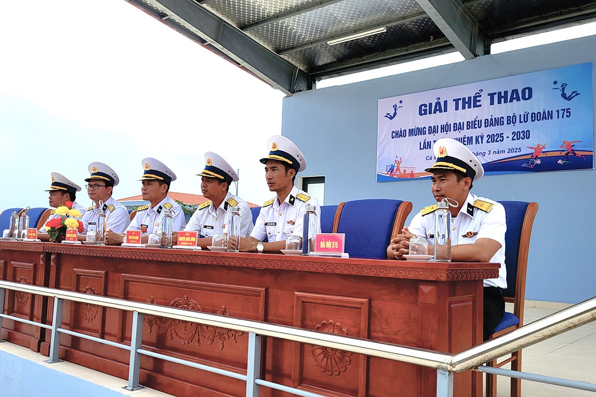 Lữ đoàn 175 khai mạc giải bóng đá mini