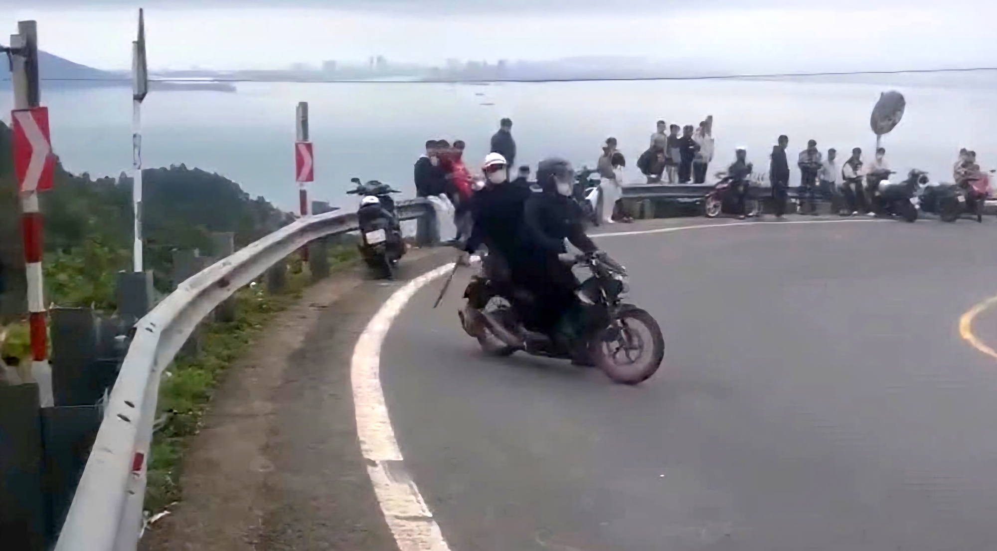 Truy xét nhóm côn đồ mang dao đuổi đánh người trên đèo Hải Vân- Ảnh 1.