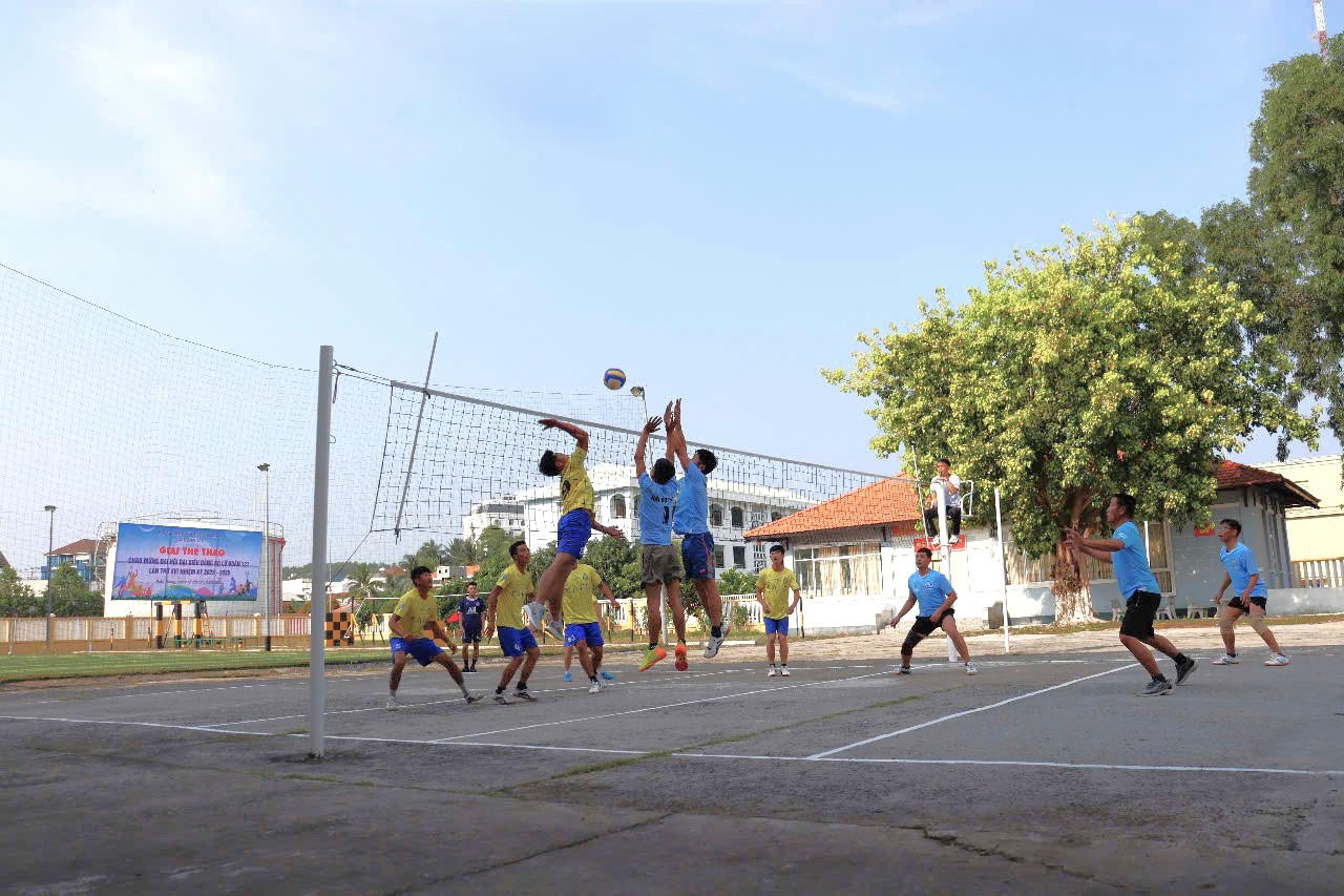 Lữ đoàn 127 khai mạc giải bóng chuyền