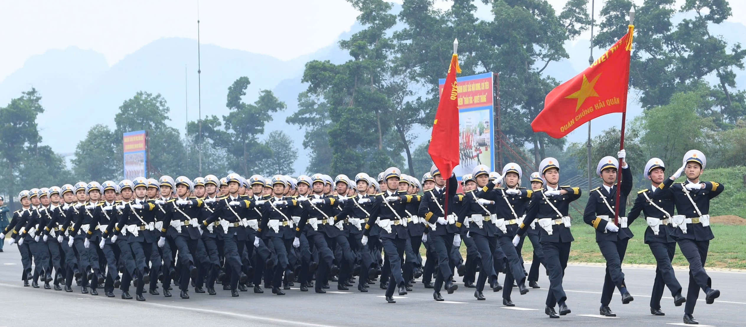 Tư lệnh Hải quân thăm, động viên các quân nhân tham gia diễu binh, diễu hành