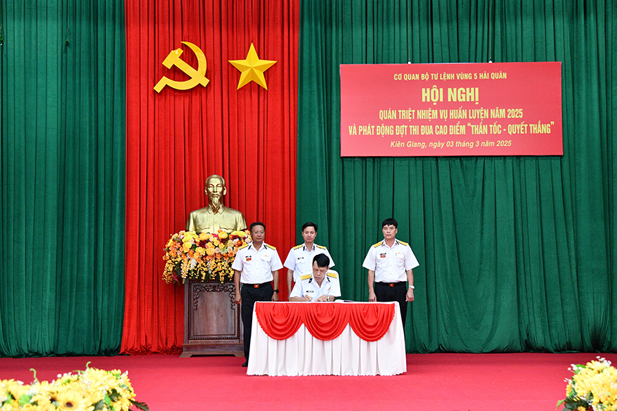Cơ quan Bộ Tư lệnh Vùng 5 Hải quân quán triệt nhiệm vụ huấn luyện năm 2025