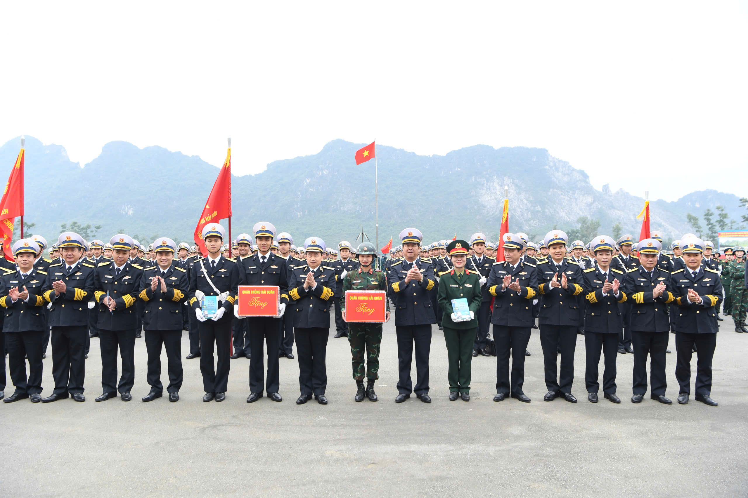 Tư lệnh Hải quân thăm, động viên các quân nhân tham gia diễu binh, diễu hành