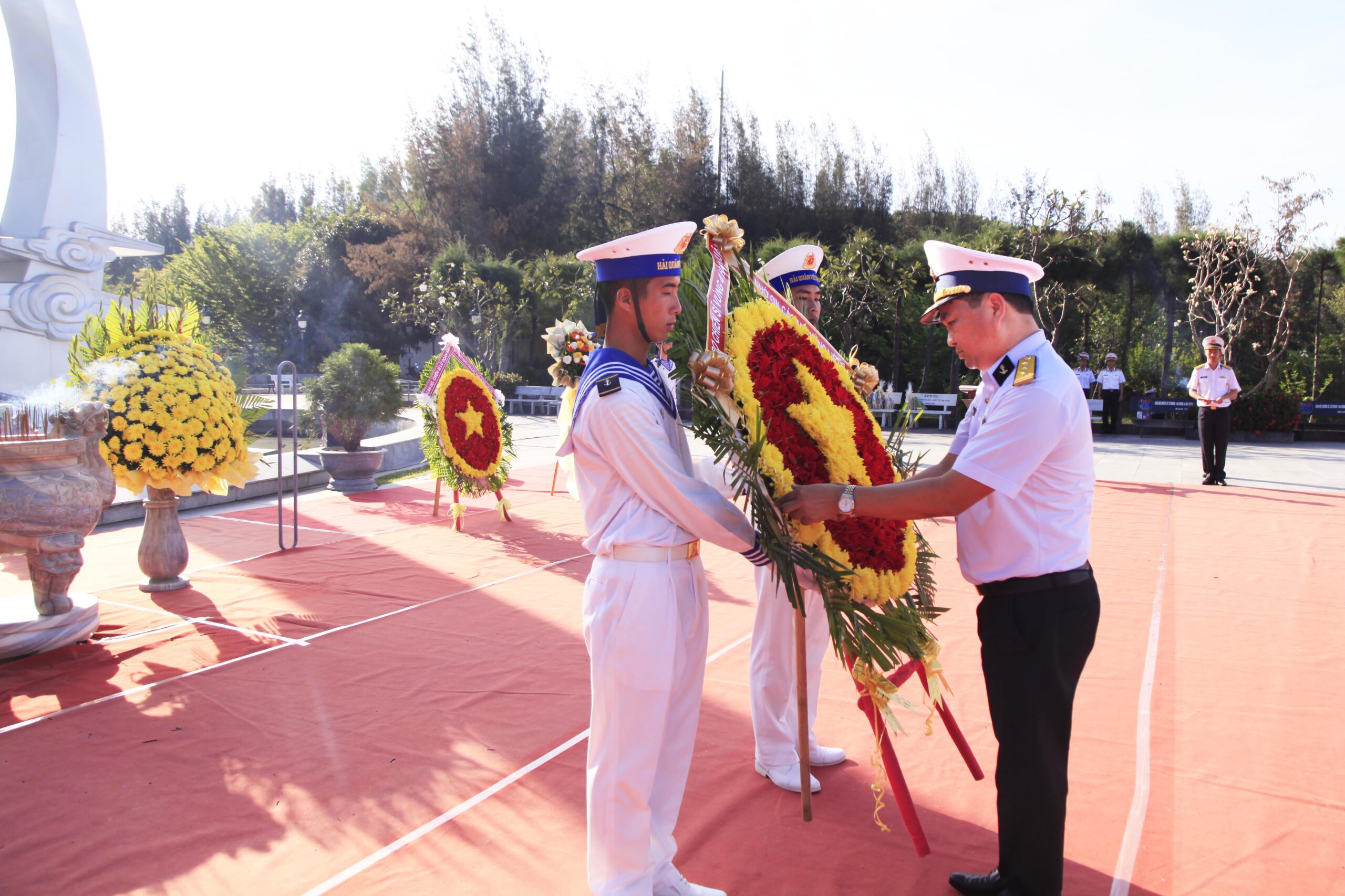 Bộ Tư lệnh Vùng 4 Hải quân dâng hương tưởng niệm chiến sĩ Gạc Ma