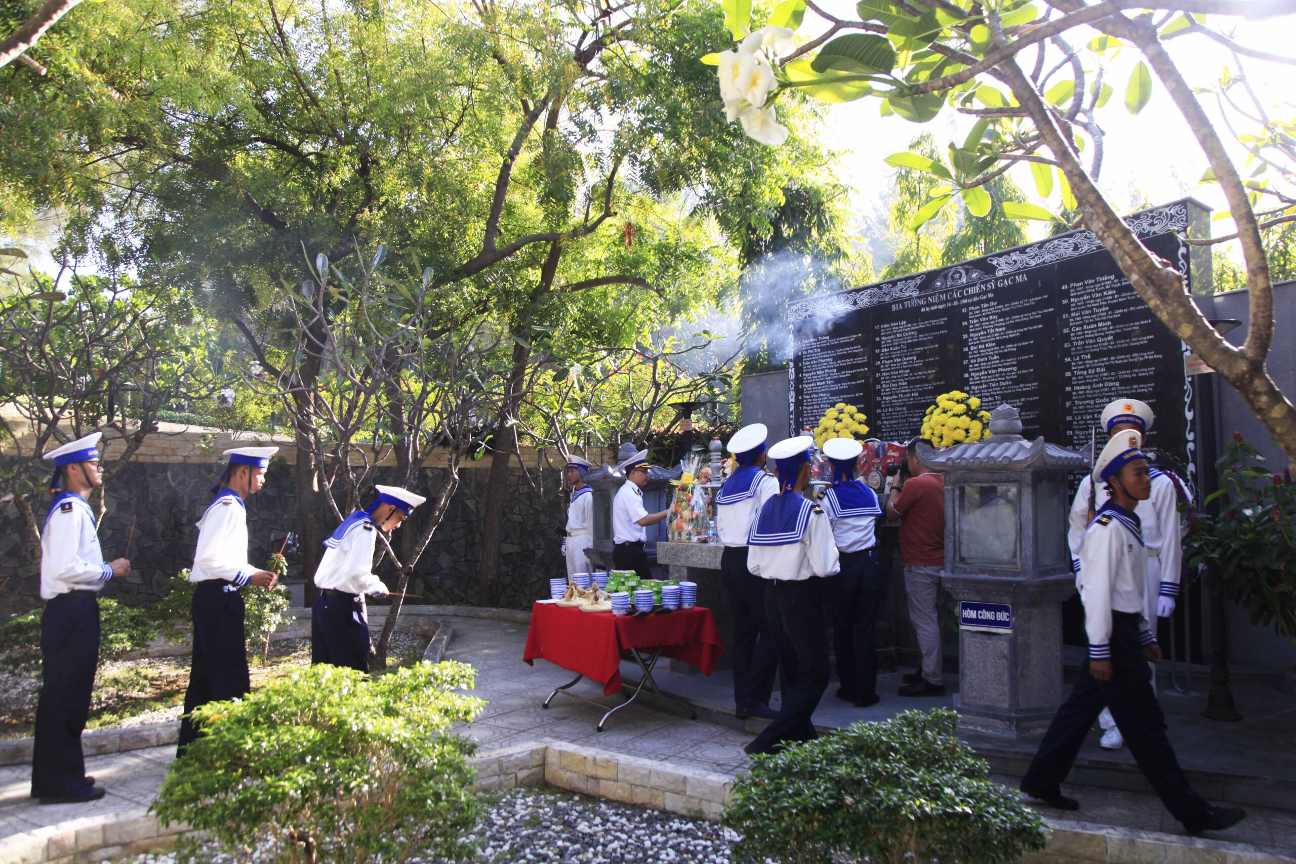 Bộ Tư lệnh Vùng 4 Hải quân dâng hương tưởng niệm chiến sĩ Gạc Ma