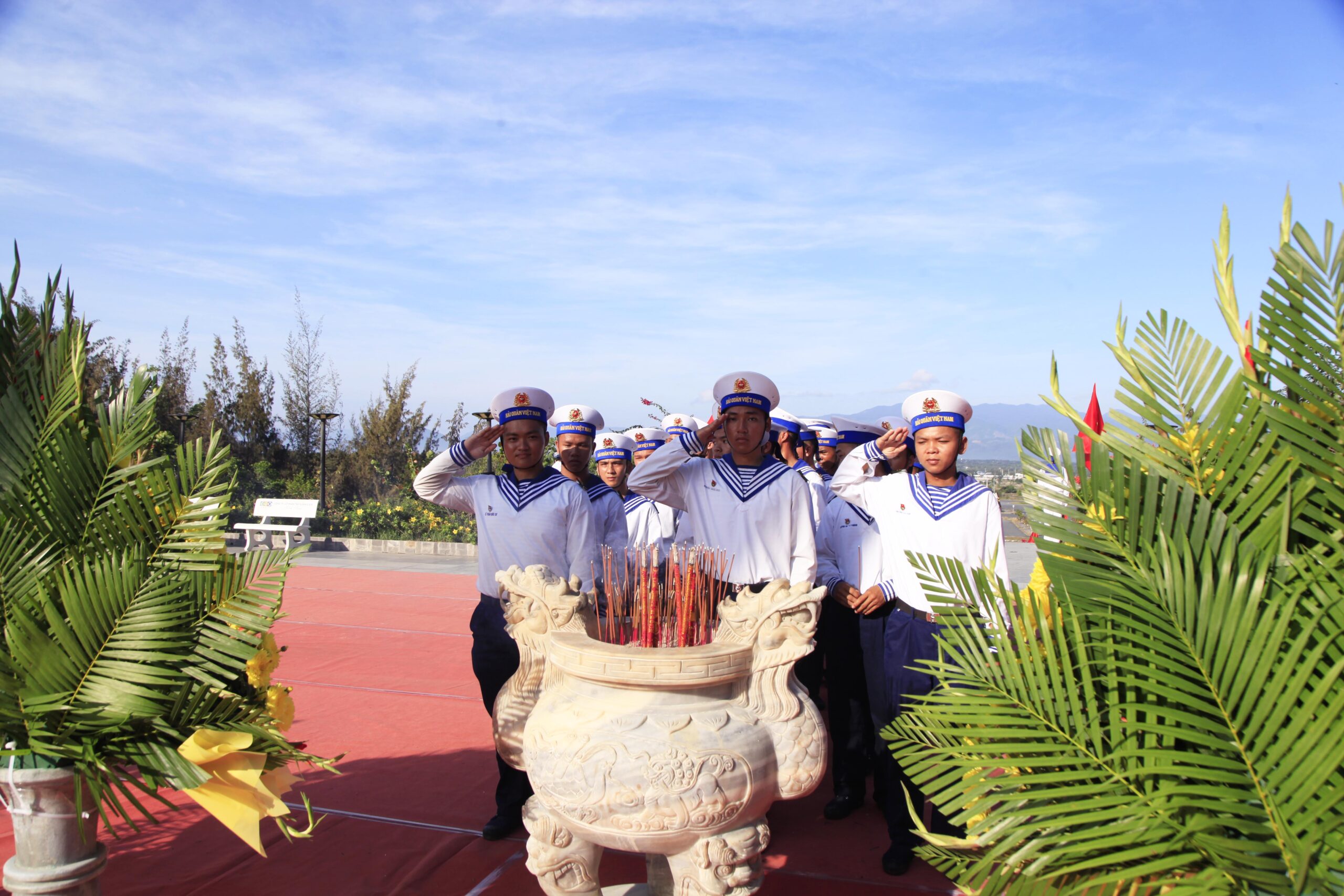 Bộ Tư lệnh Vùng 4 Hải quân dâng hương tưởng niệm chiến sĩ Gạc Ma