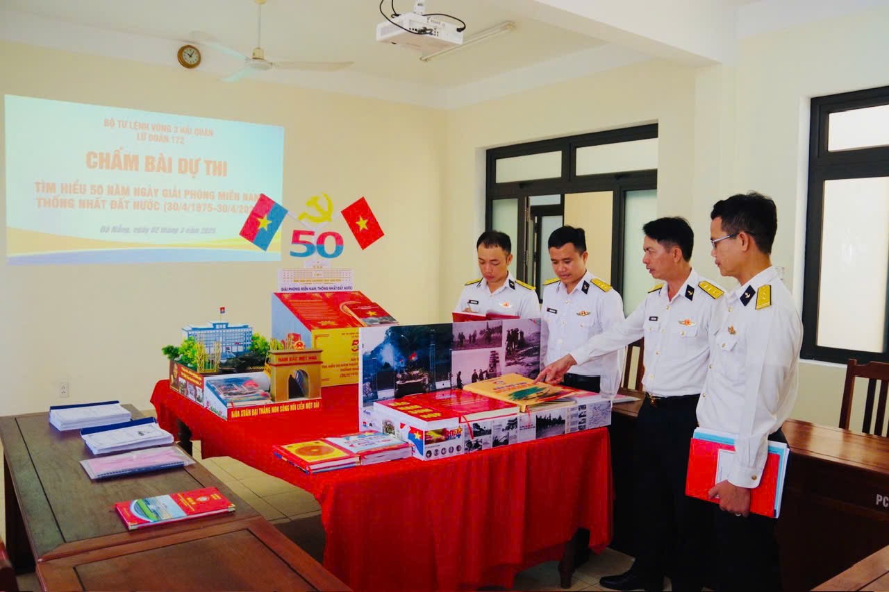 Lữ đoàn 172: Tổ chức chấm bài dự thi tìm hiểu 50 năm Ngày giải phòng miền Nam, thống nhất đất nước (30/4/1975 – 30/4/2025)