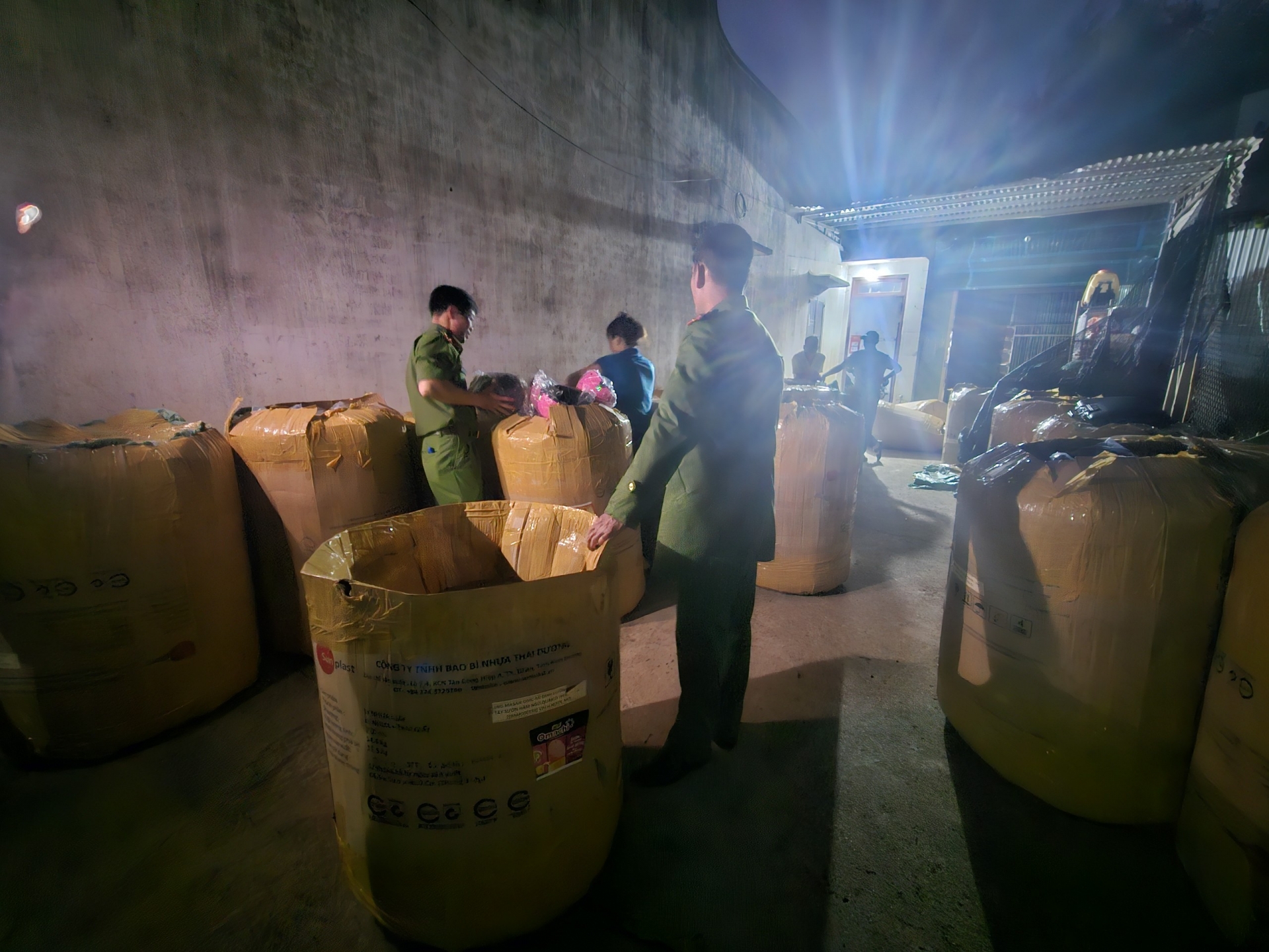 Buôn bán mũ bảo hiểm giả, nam thanh niên lĩnh án 8 năm tù- Ảnh 1.