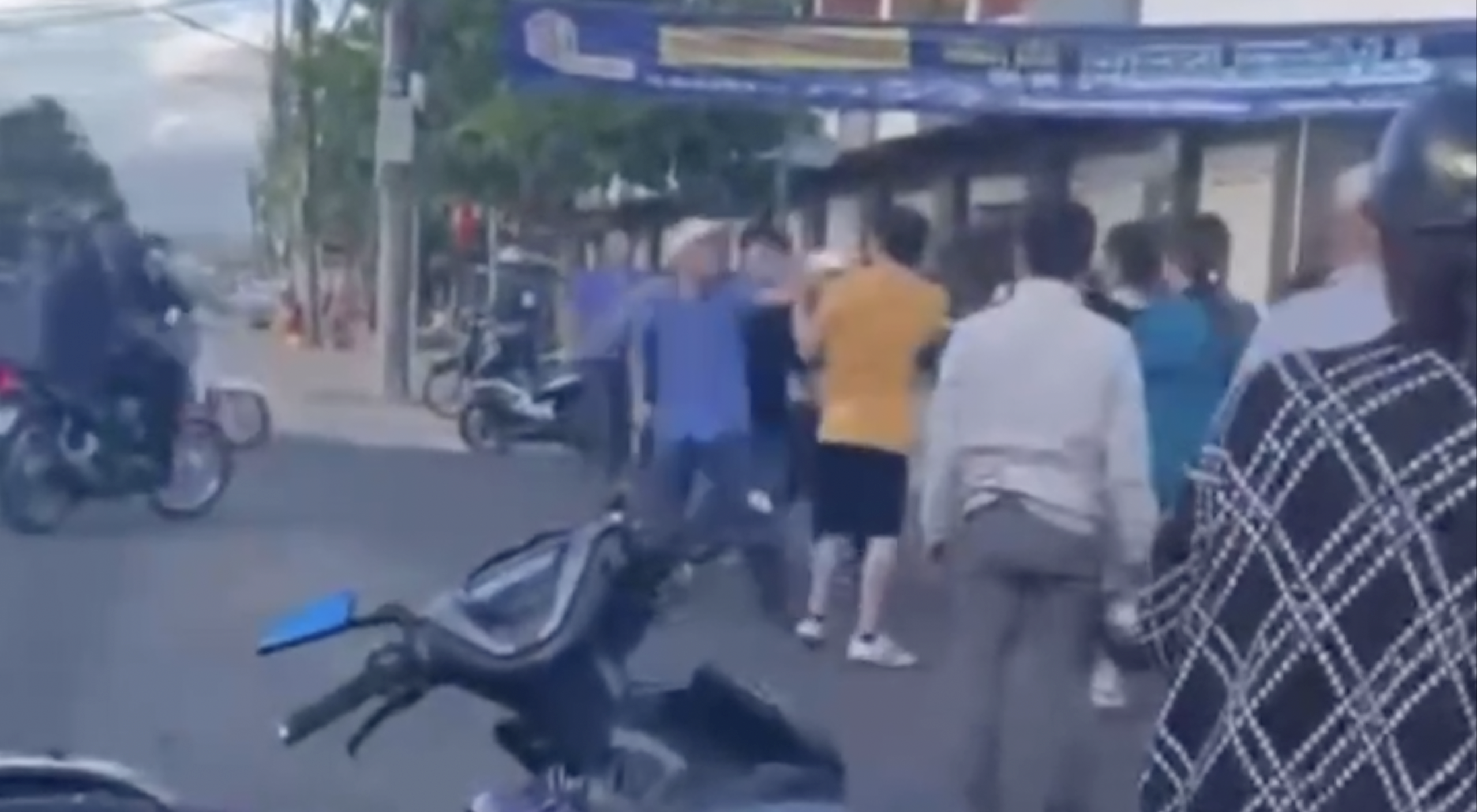 Giám đốc nhà xe có nhân viên đánh người sau va chạm nói gì?- Ảnh 1.