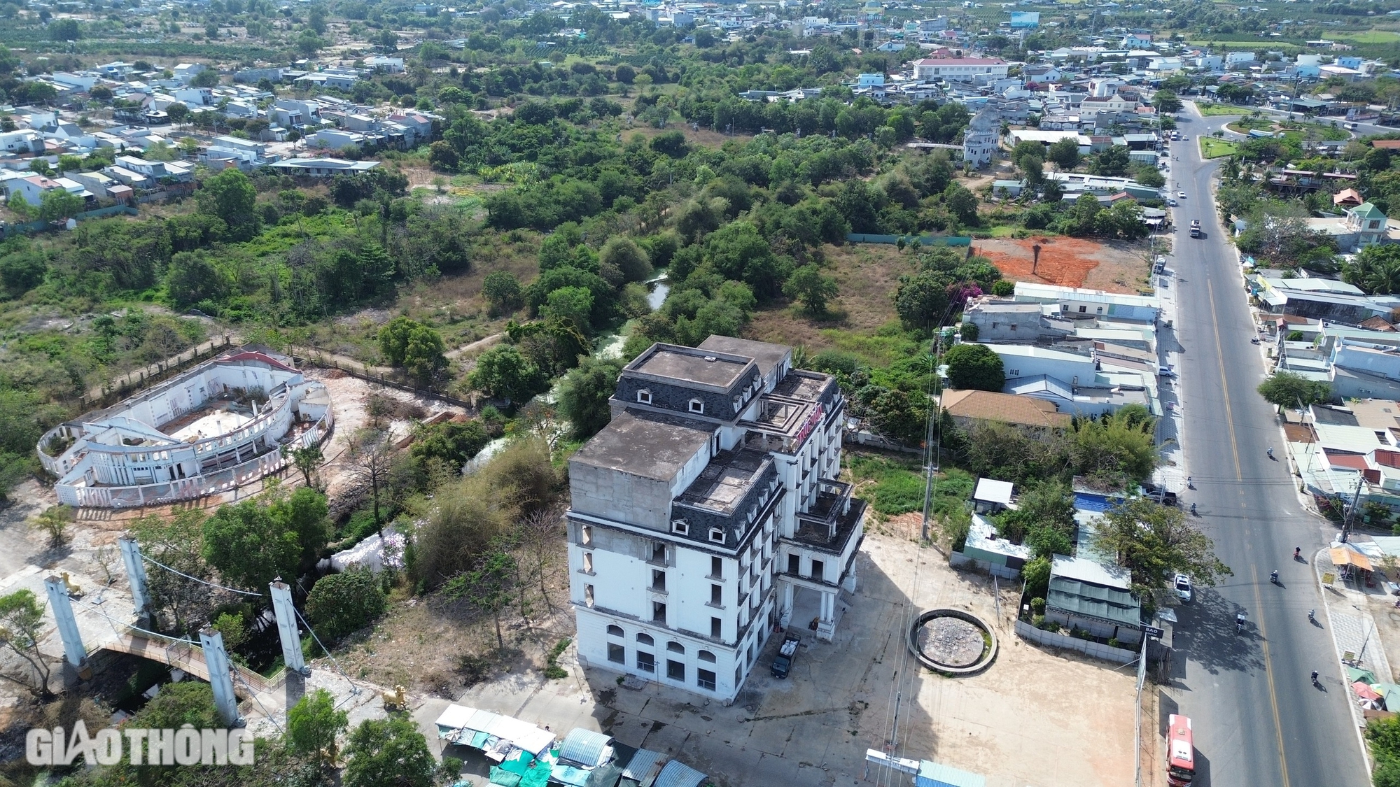 Cận cảnh khu du lịch bỏ hoang ở cửa ngõ Phan Thiết- Ảnh 1.