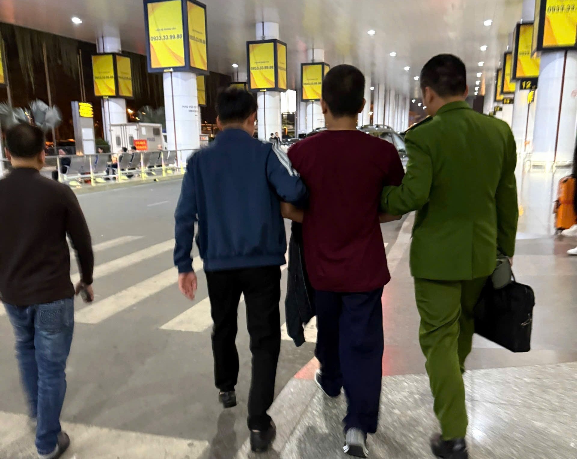 Đối tượng truy nã quốc tế bị bắt khi vừa xuống sân bay Nội Bài- Ảnh 1. Đối tượng truy nã quốc tế bị bắt khi vừa xuống sân bay Nội Bài- Ảnh 1.