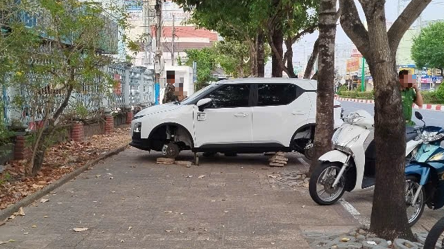 Tháo trộm 4 bánh ô tô, người đàn ông ở Bạc Liêu đến công an tự thú- Ảnh 1. Tháo trộm 4 bánh ô tô, người đàn ông ở Bạc Liêu đến công an tự thú- Ảnh 1.