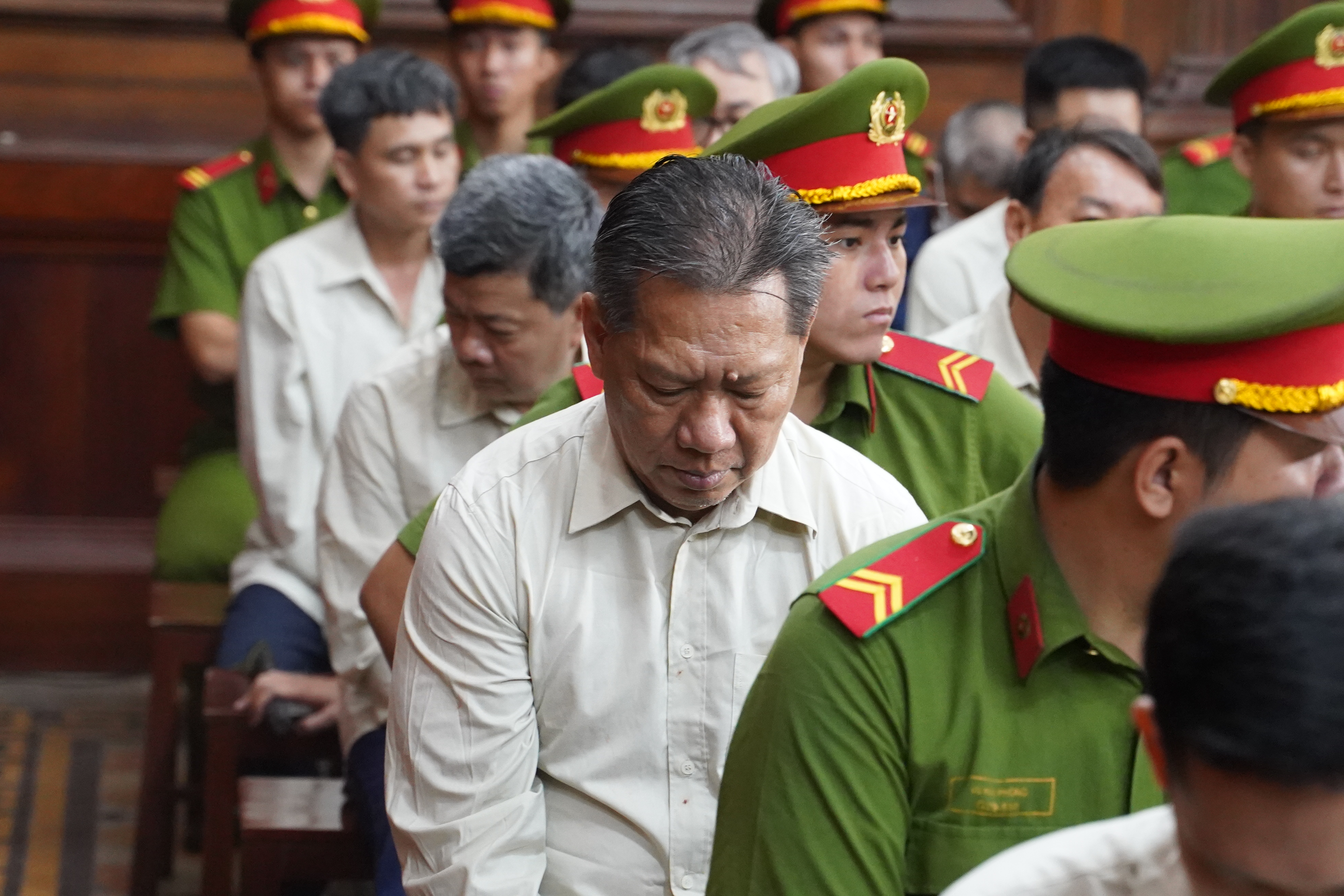 Cựu phó chủ tịch tỉnh An Giang bật khóc, xin lỗi Đảng và nhân dân khi nói lời sau cùng- Ảnh 1.