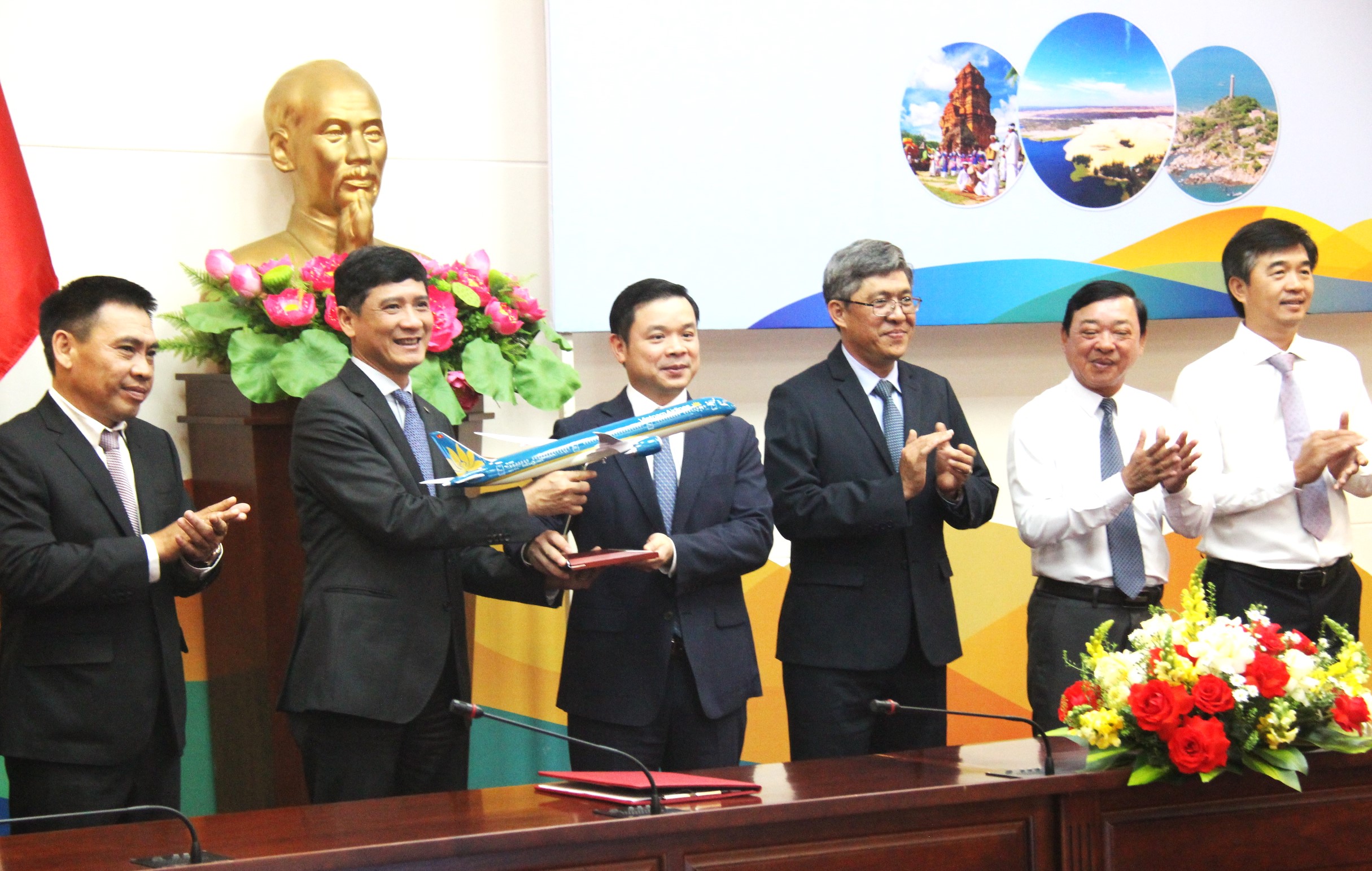 Sắp có sân bay, Bình Thuận ký kết hợp tác toàn diện với Vietnam Airlines- Ảnh 1.