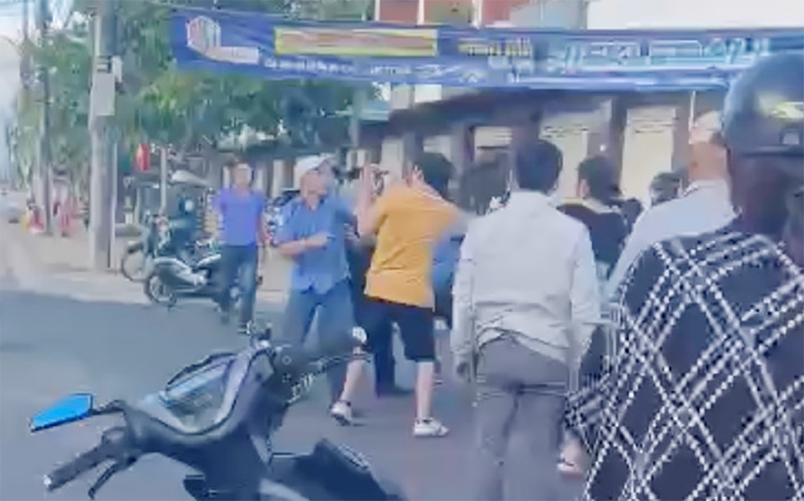 Gia Lai: Công an triệu tập 7 người vụ nhân viên nhà xe đánh người- Ảnh 1. Gia Lai: Công an triệu tập 7 người vụ nhân viên nhà xe đánh người- Ảnh 1.