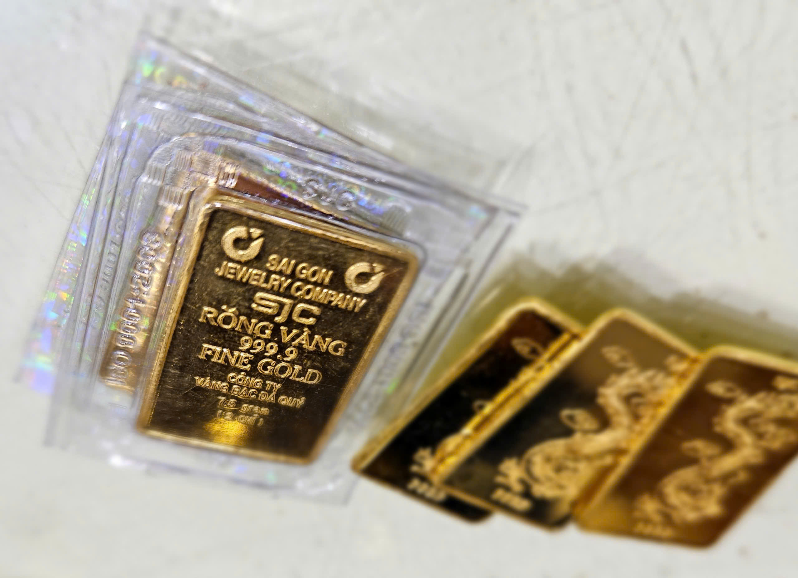 Vàng trong nước vọt lên mức cao nhất mọi thời đại, giá 94,7 triệu đồng/lượng- Ảnh 1. Vàng trong nước vọt lên mức cao nhất mọi thời đại, giá 94,7 triệu đồng/lượng- Ảnh 1.