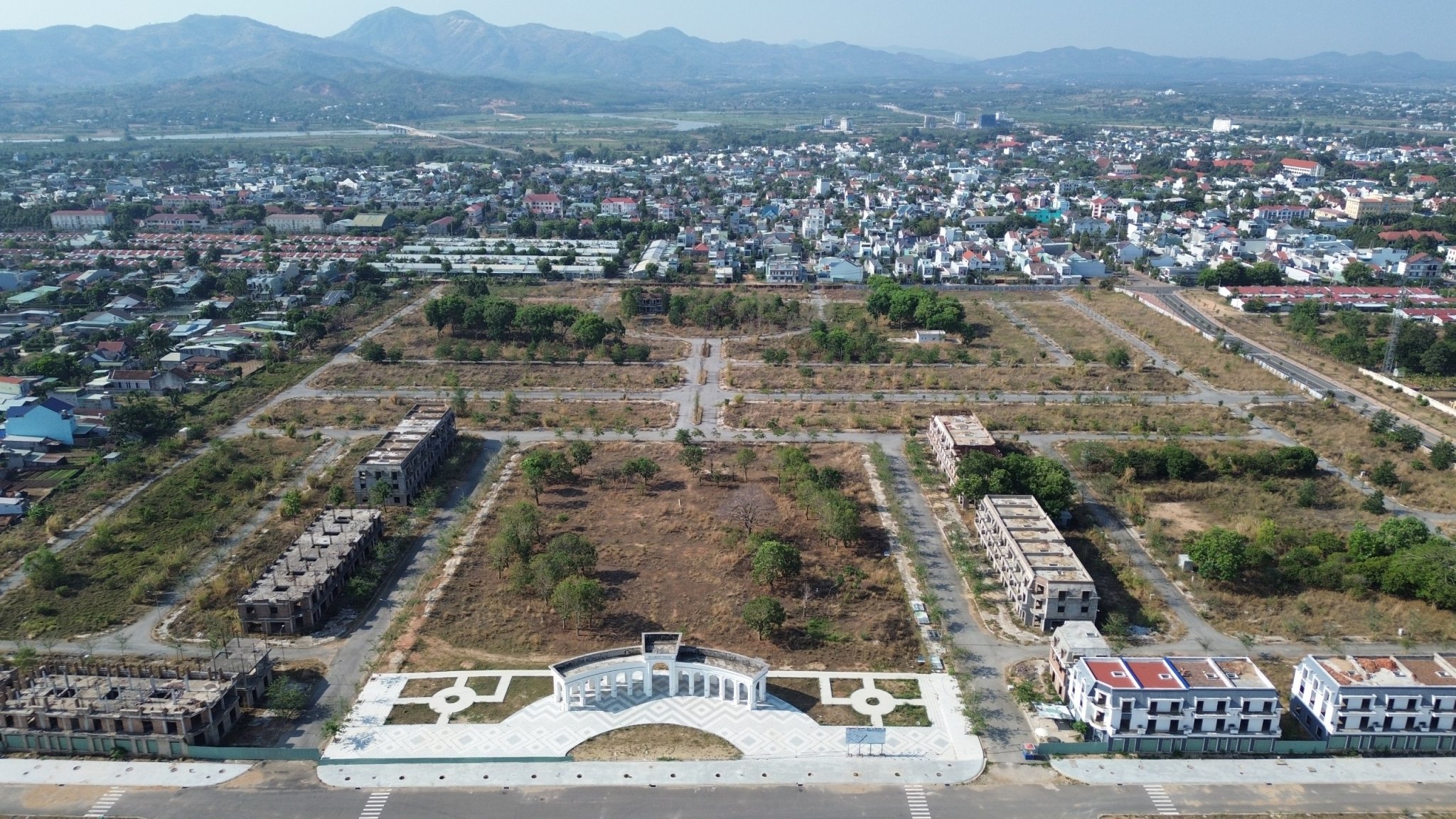 Chấm dứt dự án FLC Legacy Kon Tum sau 5 năm bỏ hoang- Ảnh 1. Chấm dứt dự án FLC Legacy Kon Tum sau 5 năm bỏ hoang- Ảnh 1.